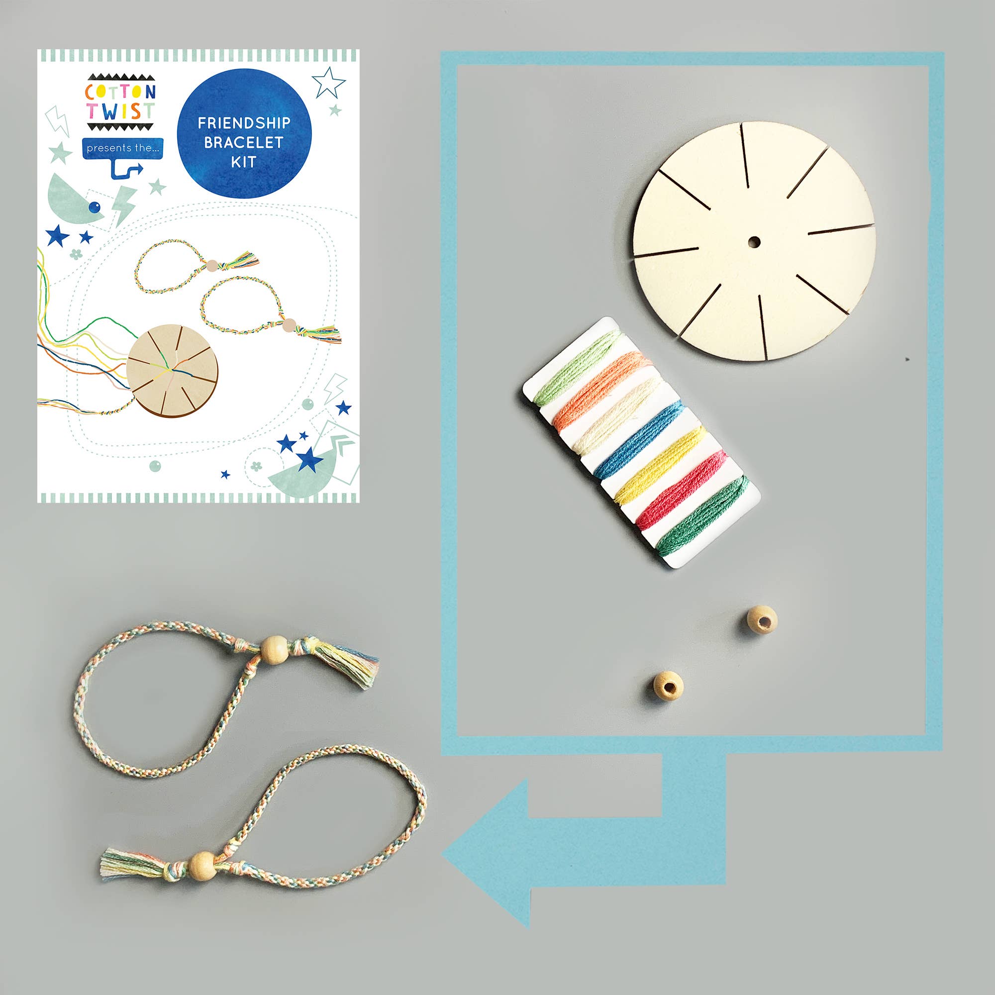 Das Bild zeigt ein Cotton Twist - DIY Freundschaftsarmband-Set von Cotton Twist, bestehend aus einem Freundschaftsarmband-Set, das bunte Stickfäden, Holzperlen und ein rundes Holzwebwerkzeug mit Kerben enthält. Außerdem ist eine Anleitungskarte zu sehen, die die Herstellung plastikfreier Freundschaftsarmbänder anleitet.