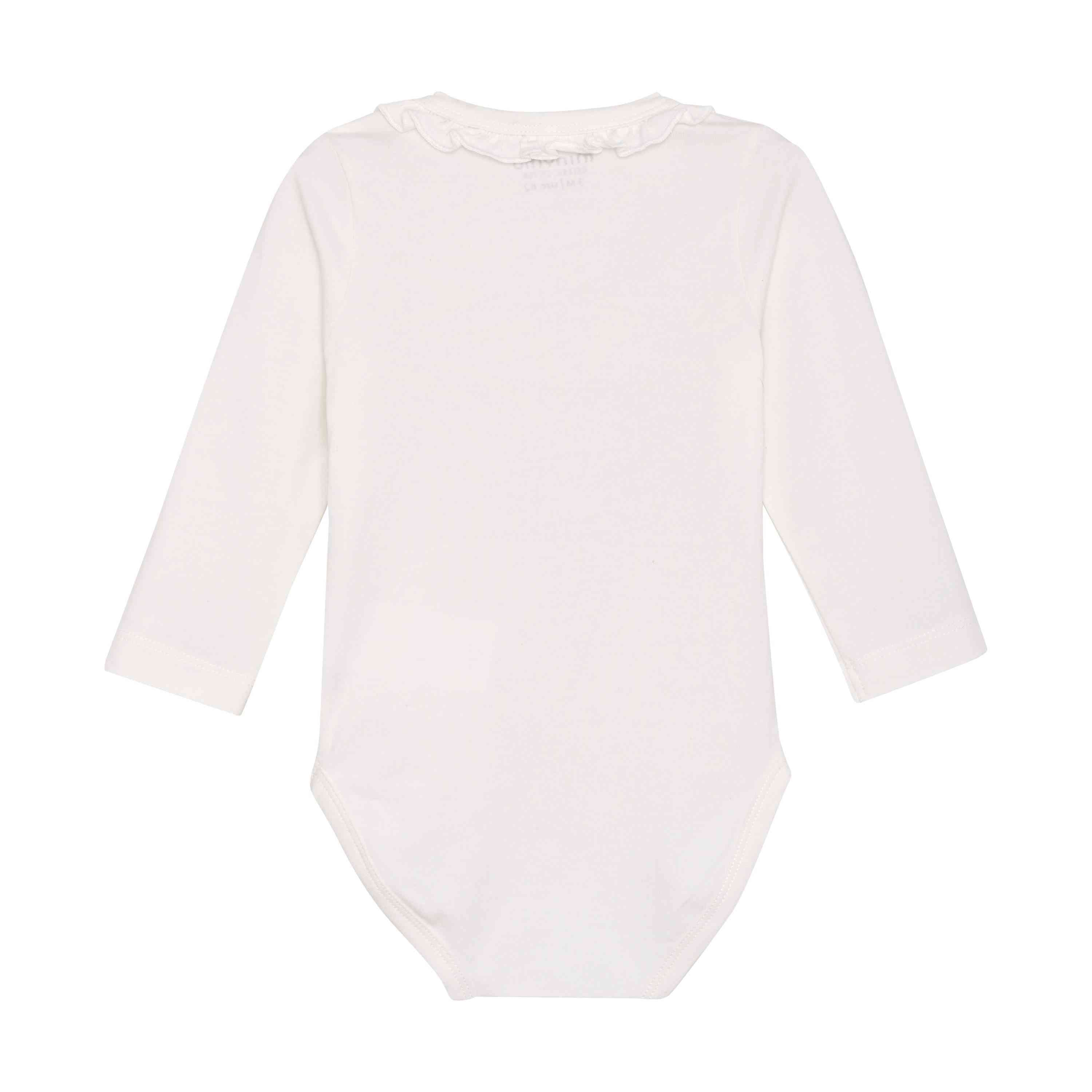 Bild eines schlichten, weißen langärmeligen Baby-Stramplers. Der Strampler hat einen runden Ausschnitt mit dezentem Rüschendetail und ein schlichtes, elegantes Design ohne Muster oder Grafiken. Dieser Minymo-Body langarm von Minymo besteht aus weichem, bequemem, GOTS-zertifiziertem Stoff und garantiert sowohl Qualität als auch Nachhaltigkeit für Ihren Kleinen.