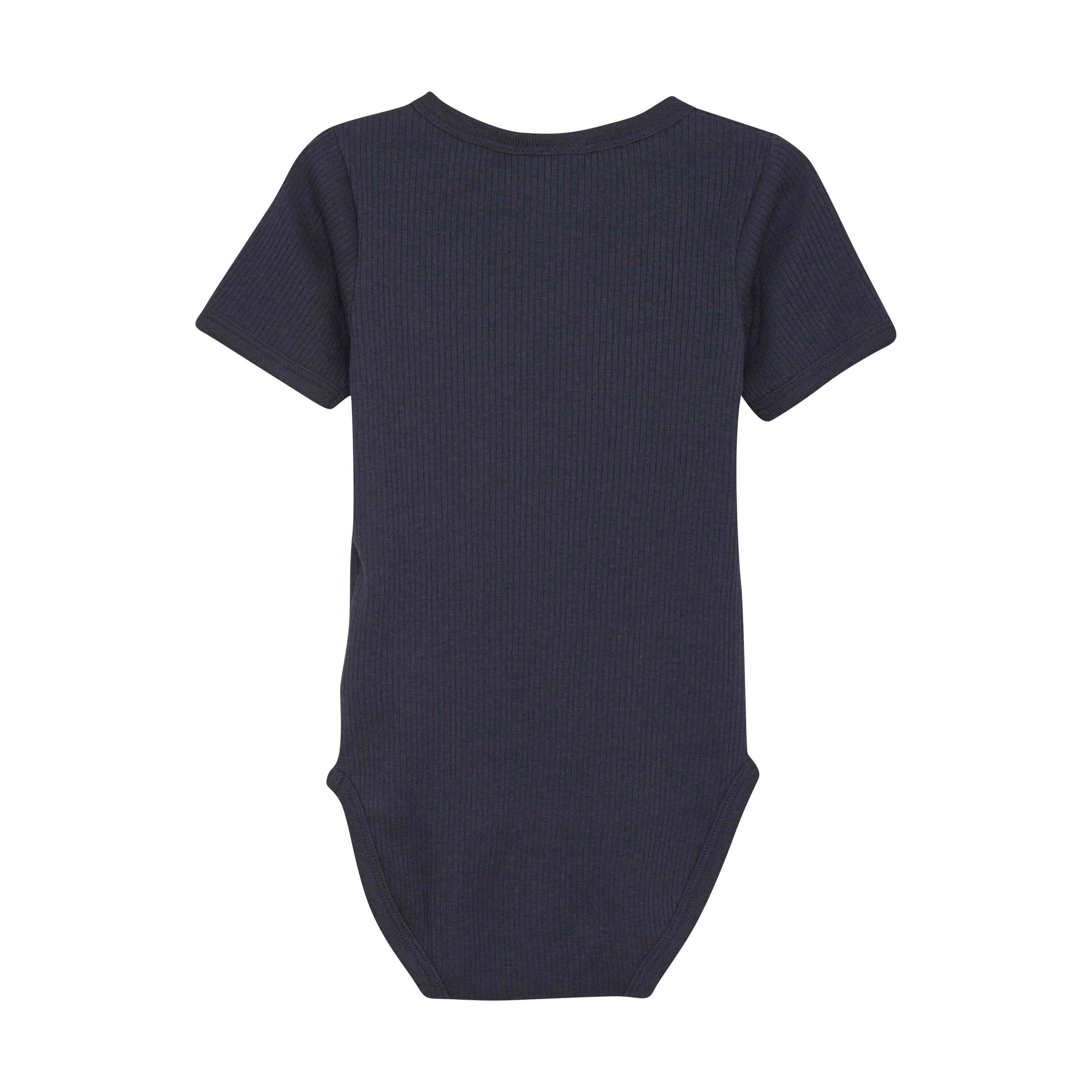 Auf weißem Untergrund ist ein dunkelblauer, kurzärmliger Babybody abgebildet. Der Minymo - Body kurzarm aus Rippstoff ist minimalistisch designt, ohne Muster und Verzierungen, und hat eine gerippte Struktur.