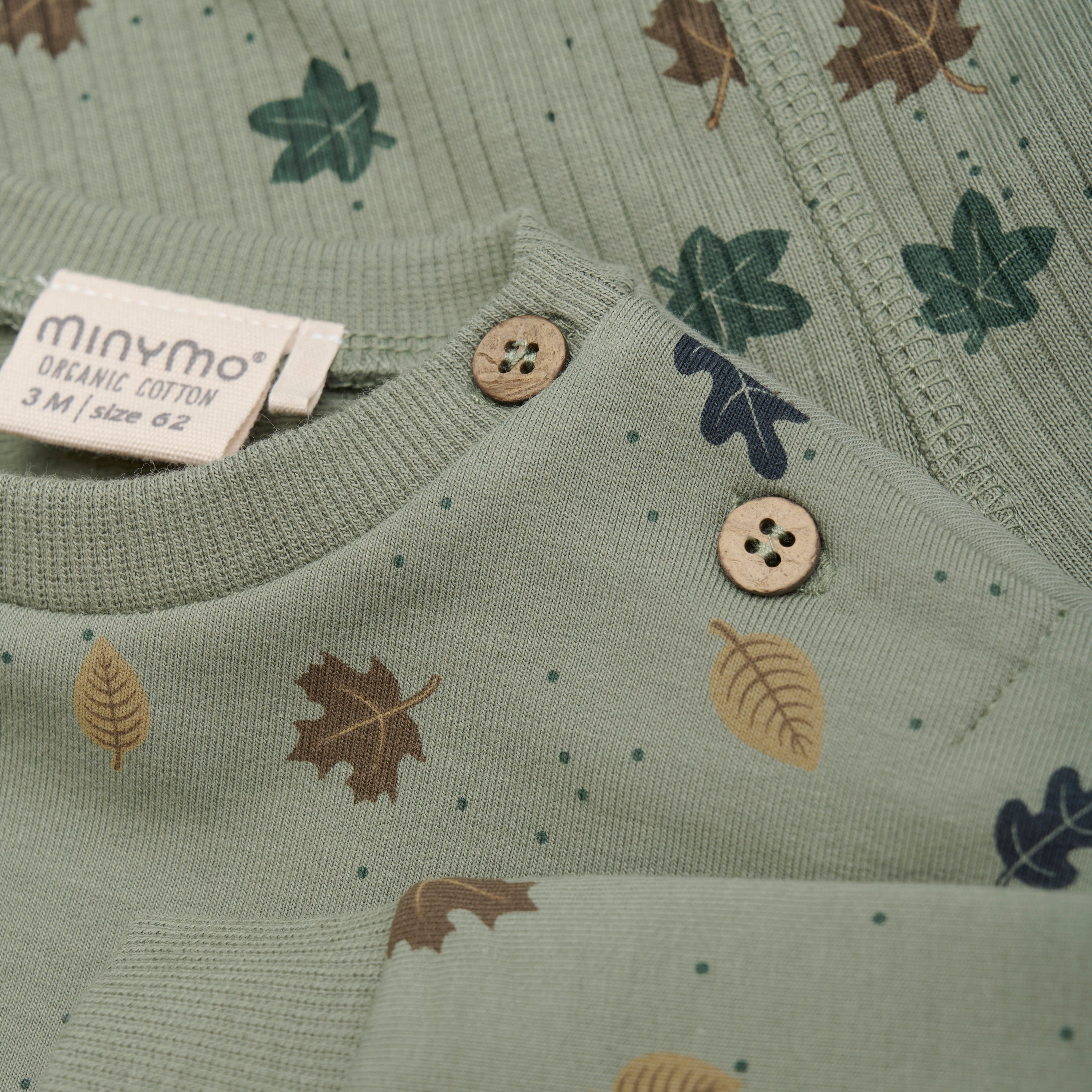 Sweatshirt und Trainerhosen grün