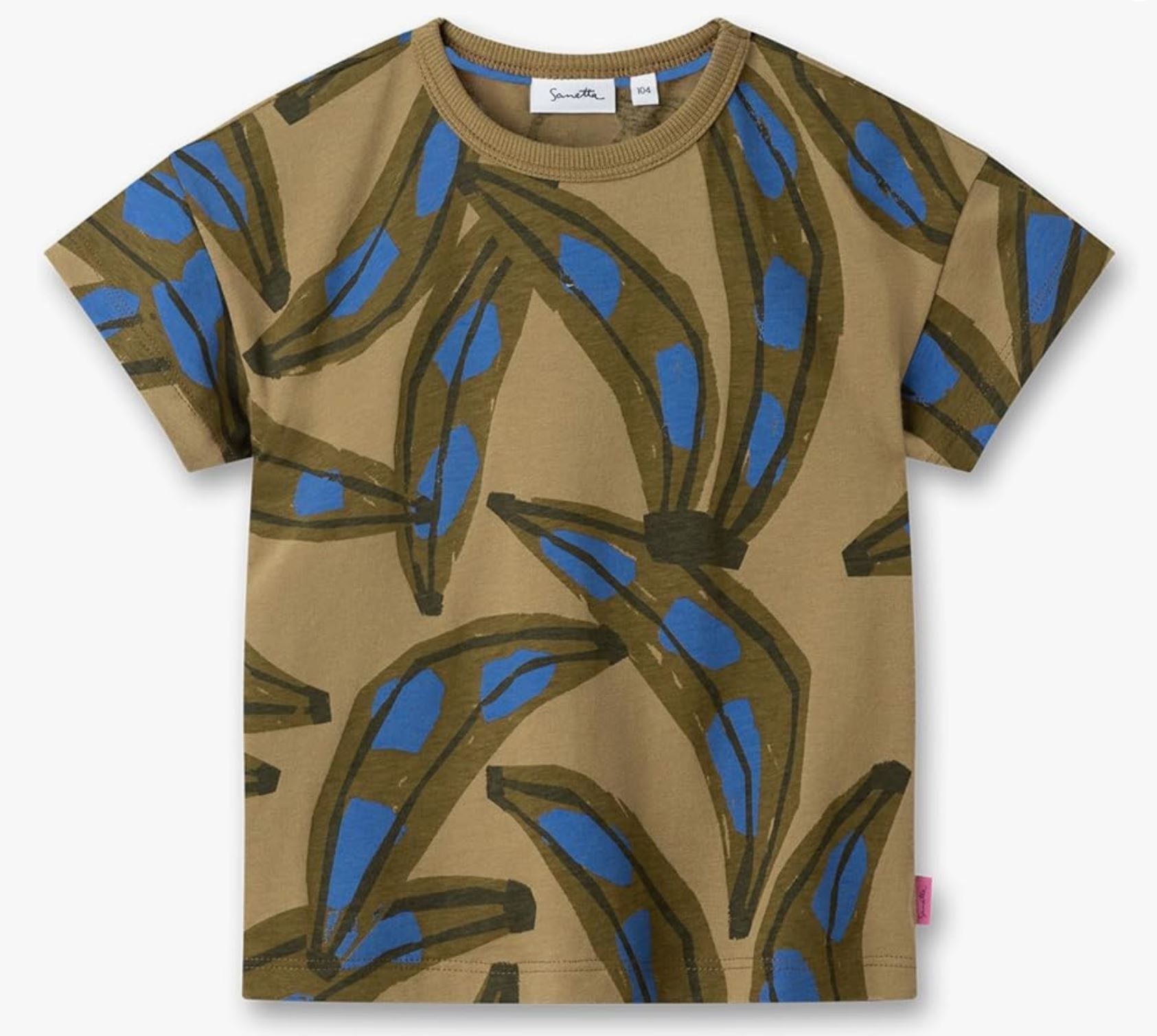 Produktdaten: Sanetta - T-Shirt von Sanetta
Umgeschriebener Satz:
Das Sanetta T-Shirt von Sanetta hat ein kurzärmliges Rundhalsdesign mit brauner Grundfarbe und einem auffälligen abstrakten Blättermuster in Grün und Blau. Das Shirt ist aus GOTS-zertifizierter Bio-Baumwolle für höchsten Tragekomfort gefertigt und die Blätter sind kunstvoll über das gesamte Shirt verteilt. Am unteren Saum befindet sich ein kleines rosa Etikett.