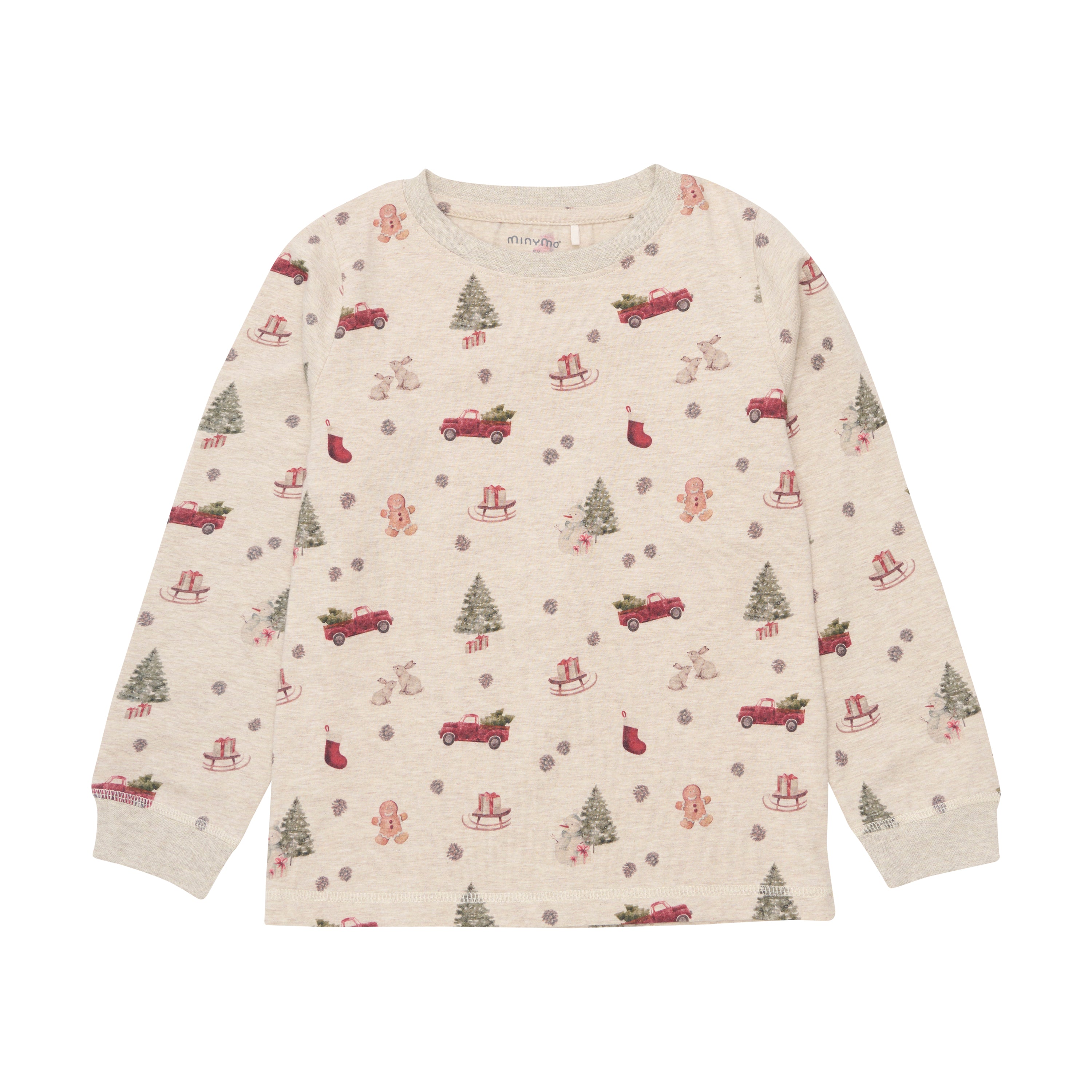 Der langärmelige Minymo-Kinderpyjama in Hellbeige verfügt über einen festlichen Weihnachtsdruck mit Bildern von roten Lastwagen, Weihnachtsbäumen, Lebkuchenmännern, Wollmützen und Schaukelpferden. Mit seinem runden Ausschnitt und der bequemen, entspannten Passform eignet er sich perfekt als Teil eines gemütlichen Nachtwäschesets.