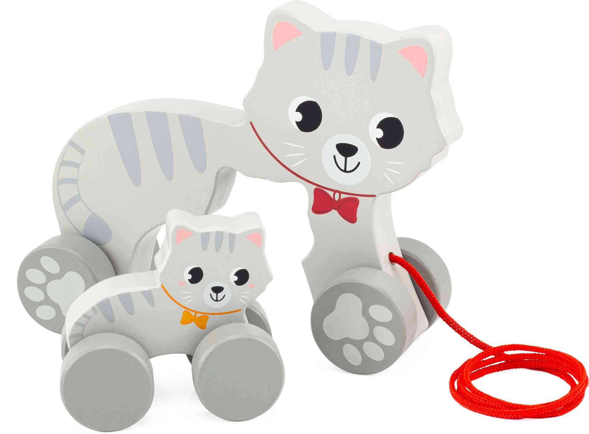 Eine Ulysse Couleurs d'Enfance - Nachziehtier Katze in Form von zwei verspielten grauen Katzen mit Streifen, entworfen als pädagogisches Spielzeug ab 2. Die größere Katze hat eine rote Fliege und eine passende Zugschnur, während die kleinere eine orange Fliege trägt. Beide Katzen sind auf Rädern montiert, damit sie leicht gerollt werden können, was sie zu idealen Spielsachen für Zweijährige macht.