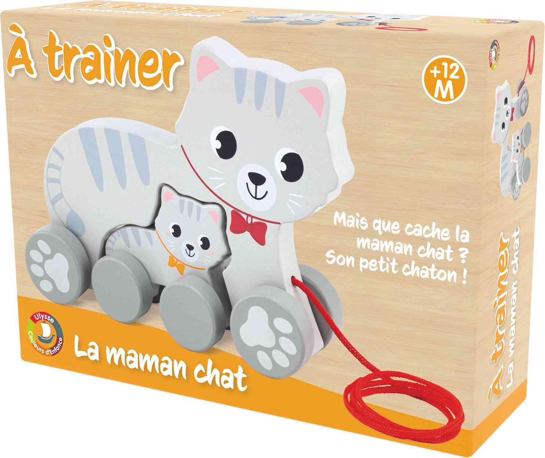 Schachtel mit einem hölzernen Ziehspielzeug mit der Aufschrift „Ulysse Couleurs d'Enfance – Nachziehtier Katze“. Das Spielzeug zeigt eine graue Katzenmutter mit einer Ziehschnur und einem kleineren Kätzchen darin. Die Verpackung zeigt verspielte Illustrationen und gibt an, dass es für Kinder ab 12 Monaten geeignet ist, was es zu einem hervorragenden pädagogischen Spielzeug ab 2 macht.