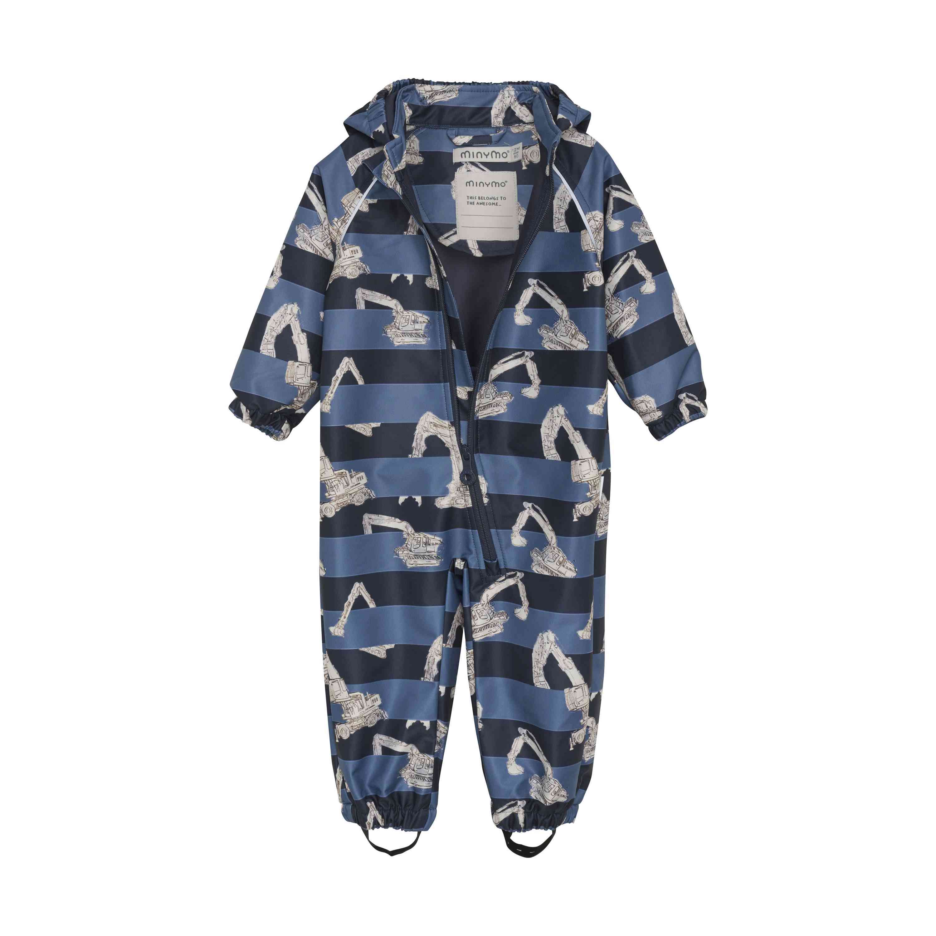 Ein blauer Kinderregenanzug mit weißem Baggermuster. Der GOTS-zertifizierte Minymo - Softshell-Anzug von Minymo verfügt über eine Kapuze, einen Frontreißverschluss, elastische Bündchen und Fußschlaufen, um ihn sicher zu halten. Das Innenetikett ist in der Nähe des Halsausschnitts sichtbar. Perfekt für die Anforderungen der Waldspielgruppenkleider.