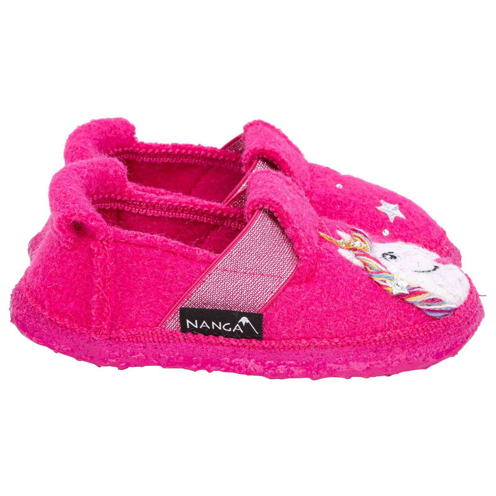 Die Kleinkinderhausschuhe Nanga Kinderfinken Unicorn sind in leuchtendem Pink mit Klettverschluss erhältlich. Die Hausschuhe haben ein skurriles Einhorn-Design an den Zehen und zeigen ein weißes Einhorn mit einer bunten Mähne. Die Marke „Nanga“ ist geschmackvoll auf einem kleinen schwarzen Schild an der Seite abgebildet. Darüber hinaus verfügen diese Hausschuhe über eine strukturierte Sohle für zusätzlichen Halt.
