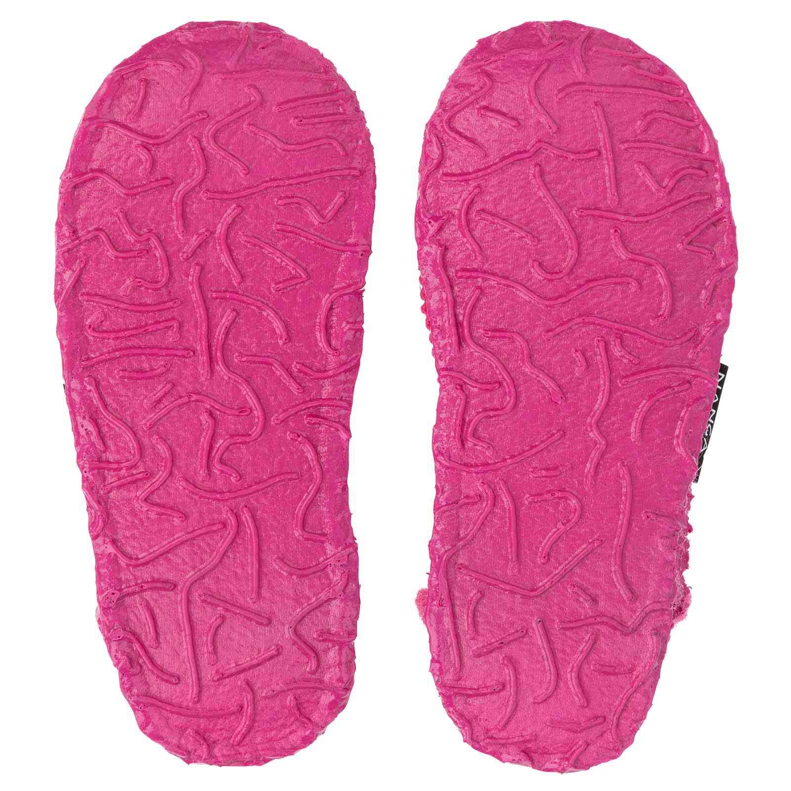 Die Beschreibung zeigt das Nanga - Kinderfinken Einhorn, bestehend aus zwei leuchtend rosa Schuheinlagen mit einem strukturierten, verschnörkelten Muster, das nebeneinander auf einem weißen Hintergrund abgebildet ist. Diese Einlagen von Nanga aus weichem, gepolstertem Material haben abgerundete Kanten und ein unregelmäßiges Oberflächendesign.