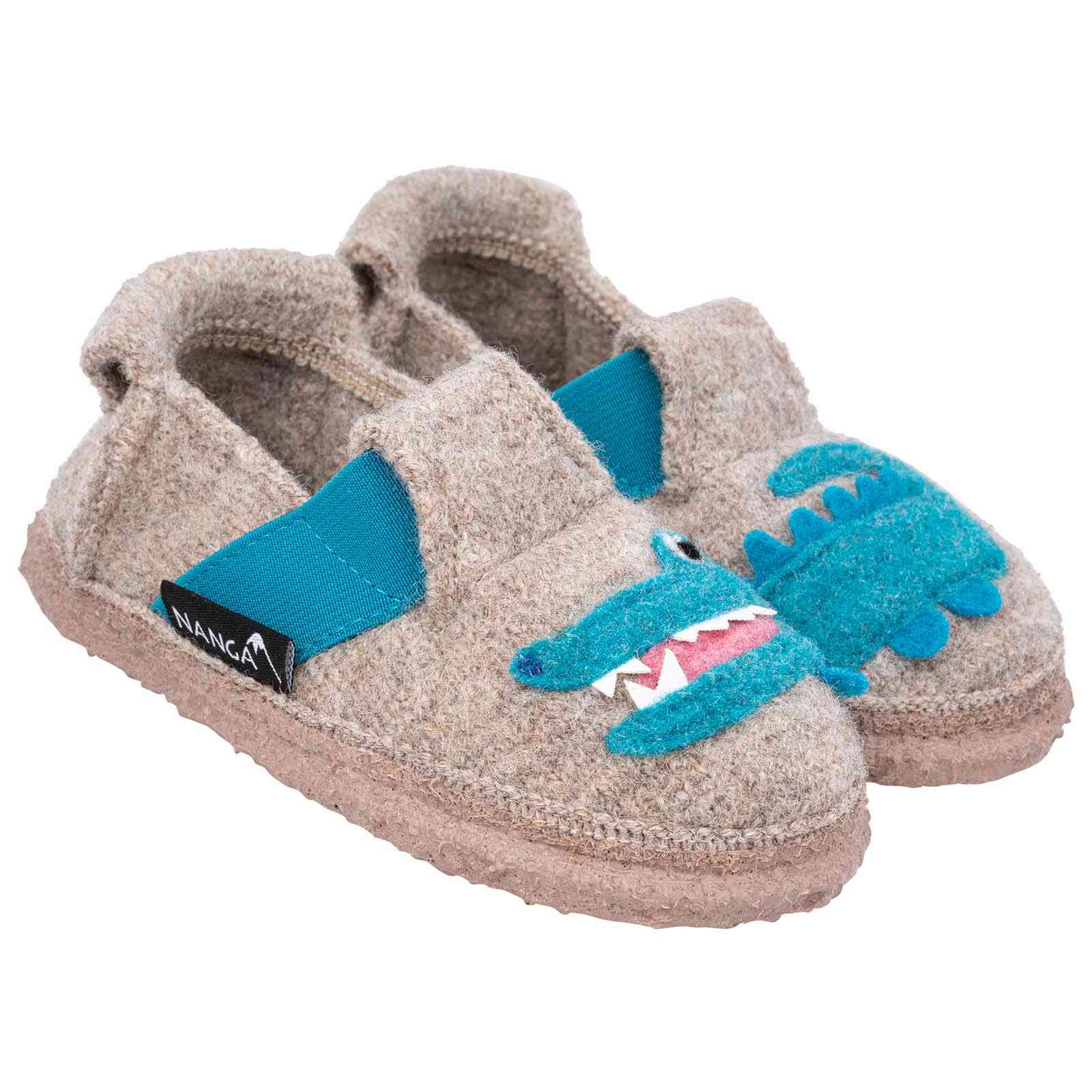 Produktbeschreibung: Beschreibung folgt: Ein Paar Nanga Kinderfinken Funny Croco aus Wolle, mit einer beigen Basis und blauen Akzenten. Die Finken präsentieren spielerische blaue Haifischgesichter auf der Vorderseite, eines mit offenem Mund und weißen Zähnen, das andere mit geschlossenem Mund.