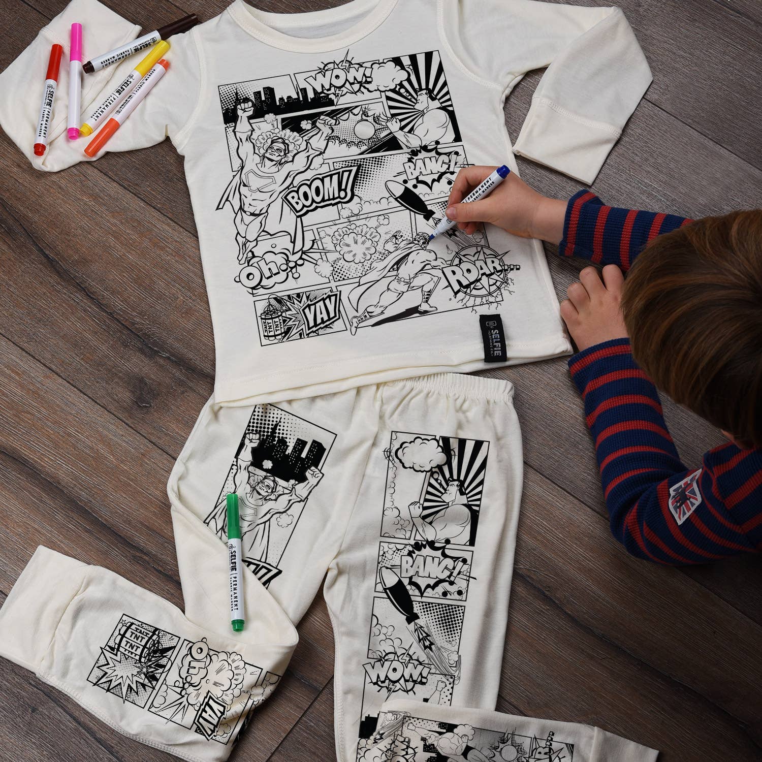 Pyjama mit Superhelden-Comic