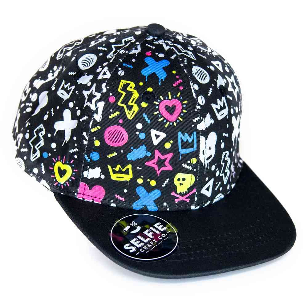 Schwarze Selfie Craft Co. - Graffiti Colour im Snapback Kappe mit einem farbenfrohen Graffiti-Design mit Herzen, Blitzen, Kronen, Totenköpfen und verschiedenen Formen in Neon-Pink-, Blau-, Gelb- und Weißtönen. Perfekt für DIY-Set-Fans, hat die Mütze einen Aufkleber auf der Krempe mit der Aufschrift „Selfie Craft“.