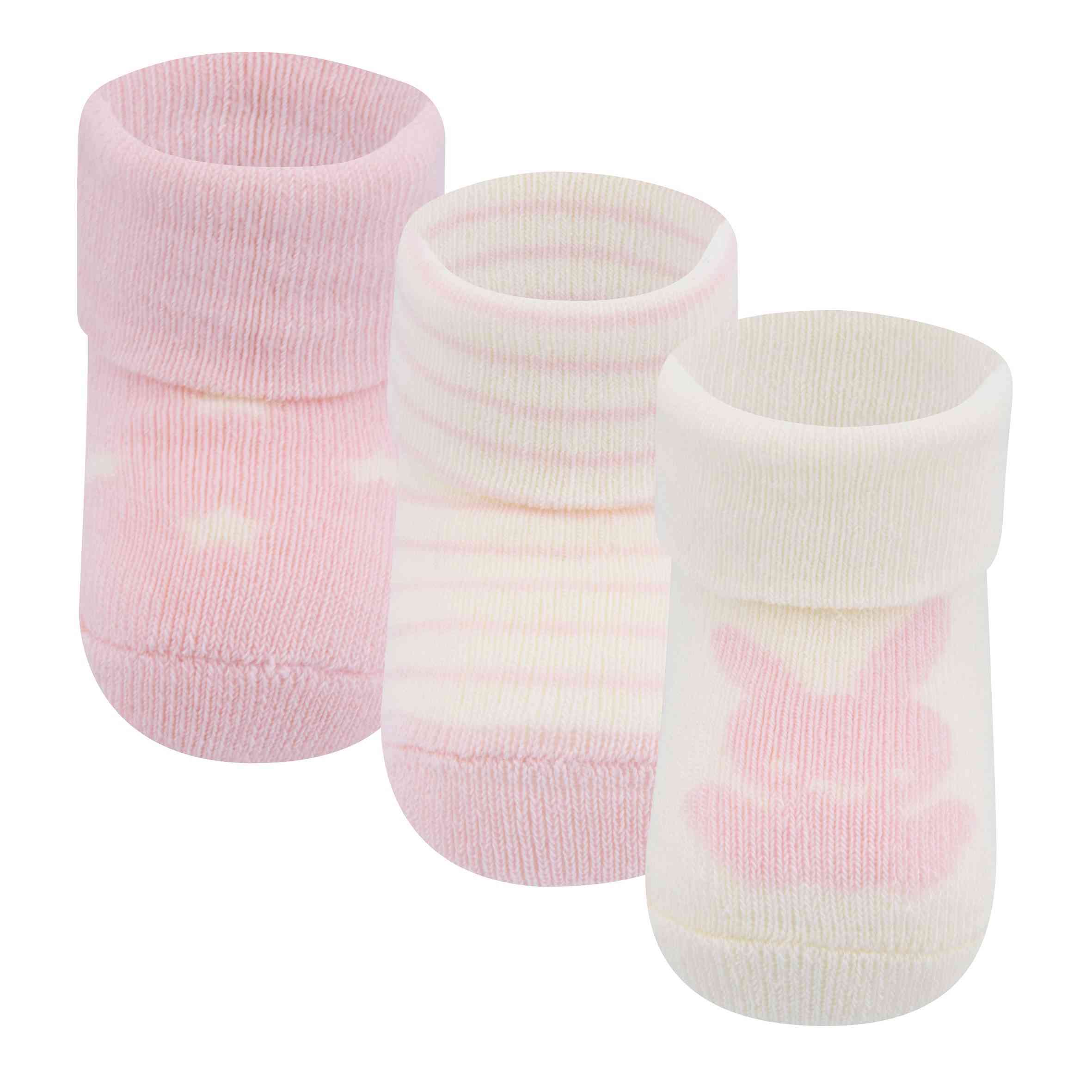 Abgebildet sind drei Paar Babysocken. Ein Paar ist unifarben hellrosa mit Sternmuster, das zweite Paar hat rosa-weiße Streifen und das dritte Paar ist weiß mit einem rosa Häschenmotiv. Alle Socken sind aus weichem Bambusgewebe und GOTS-zertifiziert und haben oben einen umgeschlagenen Bund. Bei diesem Set handelt es sich um das Ewers ewers - Babysocken 3er Pack GOTS.