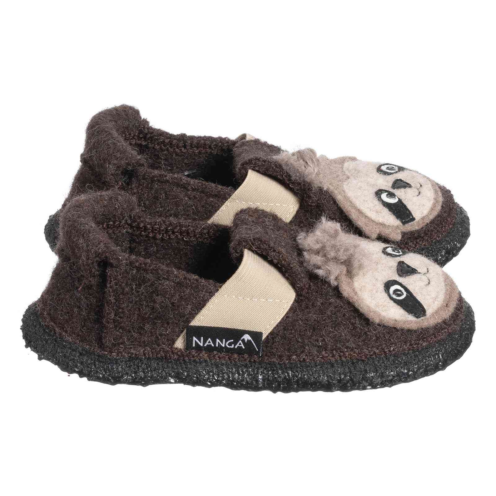 Ein Paar dunkelbraune Nanga - Kinderfinken Shaggy Sloth Kinderhausschuhe mit einem Faultiergesichtsdesign auf der Vorderseite und hellbraunen Klettbändern mit einem „NANGA“-Etikett. Es folgt eine Beschreibung der Schuhe: Strukturierte schwarze Sohle für Halt.