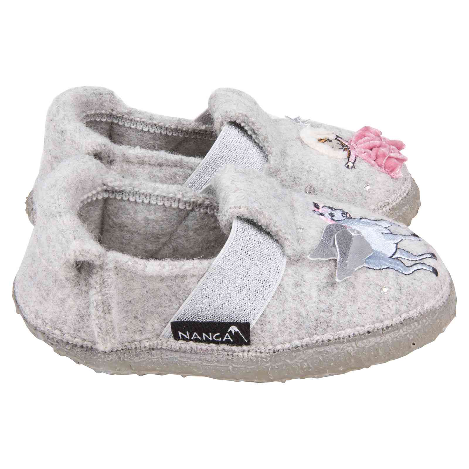 Zwei graue Kleinkinderschuhe aus weichem Stoffmaterial mit Klettverschluss und Gummisohle. Die Schuhe sind mit dekorativen Aufnähern verziert, darunter eine rosa Schleife und ein Eisprinzessinnen-Charakterdesign. Der Markenname „Nanga“ ist auf dem seitlichen Etikett eines Schuhs zu sehen.