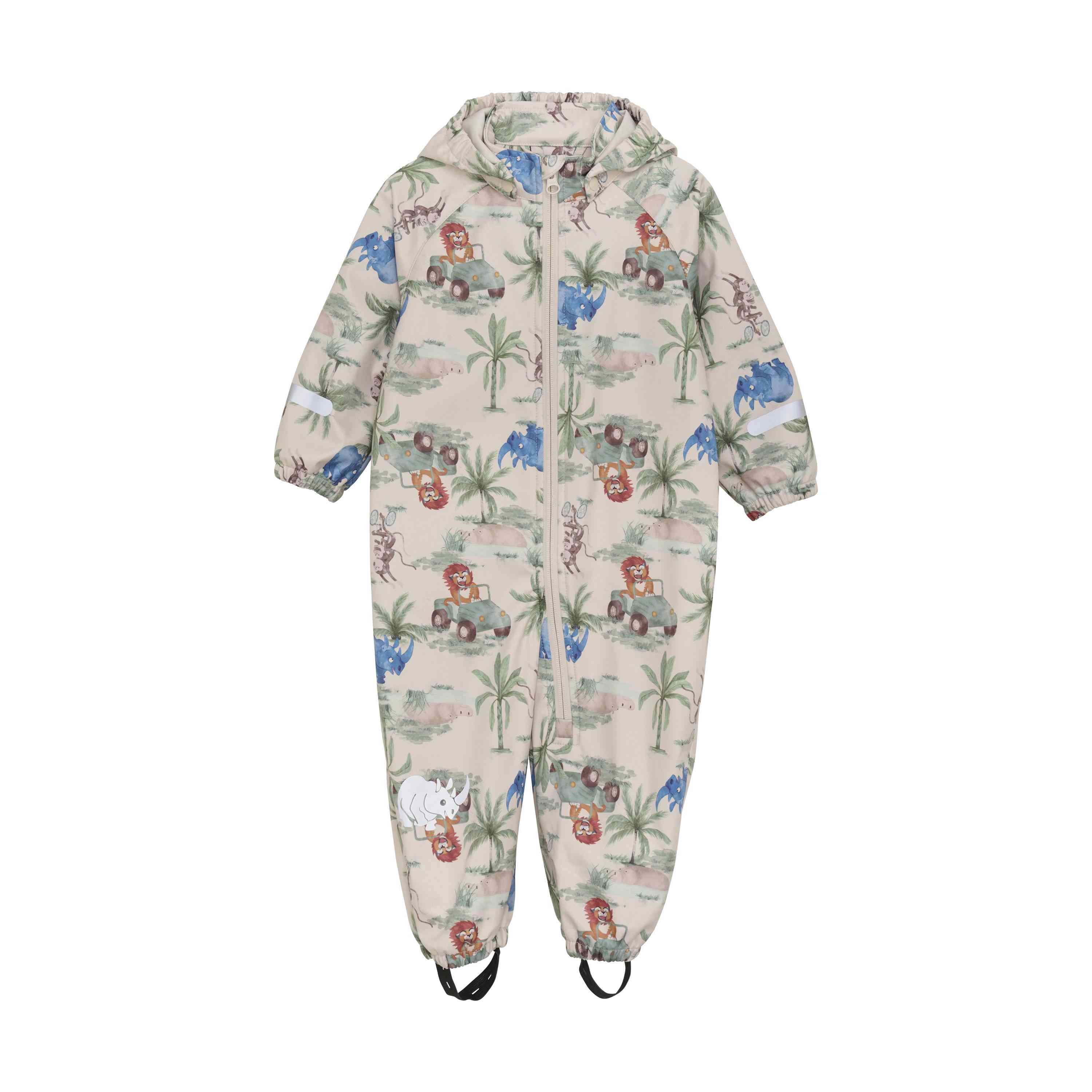 Der CeLaVi - Softshell Overall von CeLaVi ist ein einteiliger Kinderoverall mit beiger Grundfarbe und abenteuerlichem Aufdruck. Das Design umfasst Bilder von Kindern mit Tieren, Jeeps und Palmen in gedeckten Farben. Der GOTS-zertifizierte und mitwachsende Overall hat eine Kapuze, elastische Bündchen an Handgelenken und Knöcheln sowie Fußschlaufen.