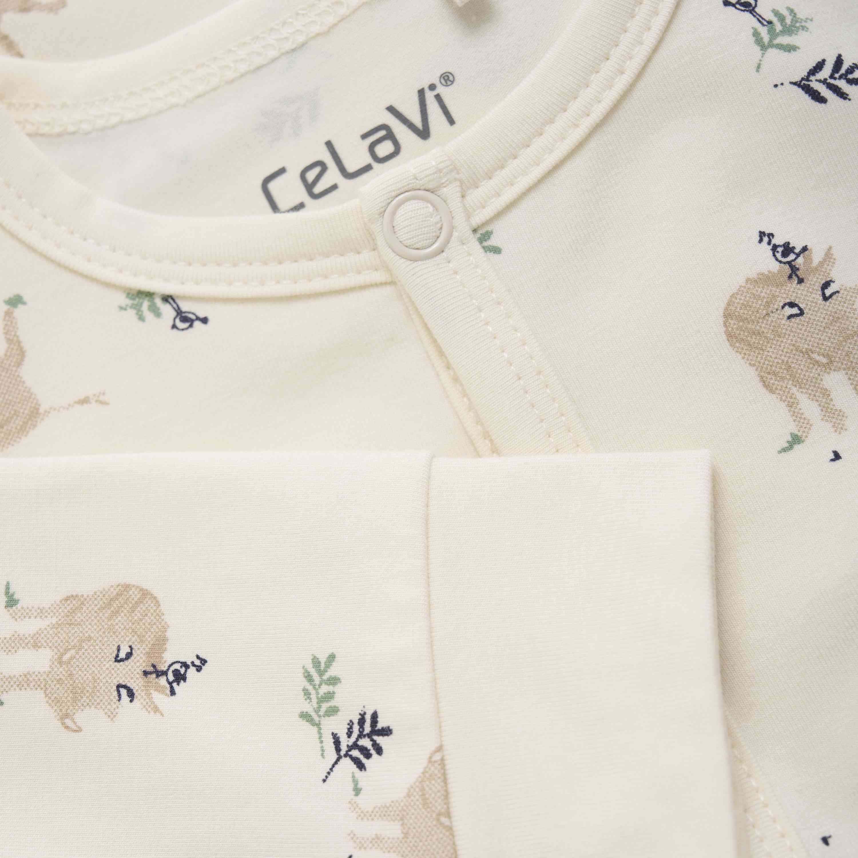 Nahaufnahme eines cremefarbenen CeLaVi - Schlafstrampler Langarm-Babyoveralls von CeLaVi mit Druckknopfverschluss. Der Stoff besteht aus einer Bio-Bambus/Wollmischung und zeigt einen entzückenden Aufdruck von kleinen Tieren wie Rehen und Kaninchen, ergänzt durch Blattmotive in gedämpften Erdtönen. Das Material erscheint weich und bequem für ein Baby.