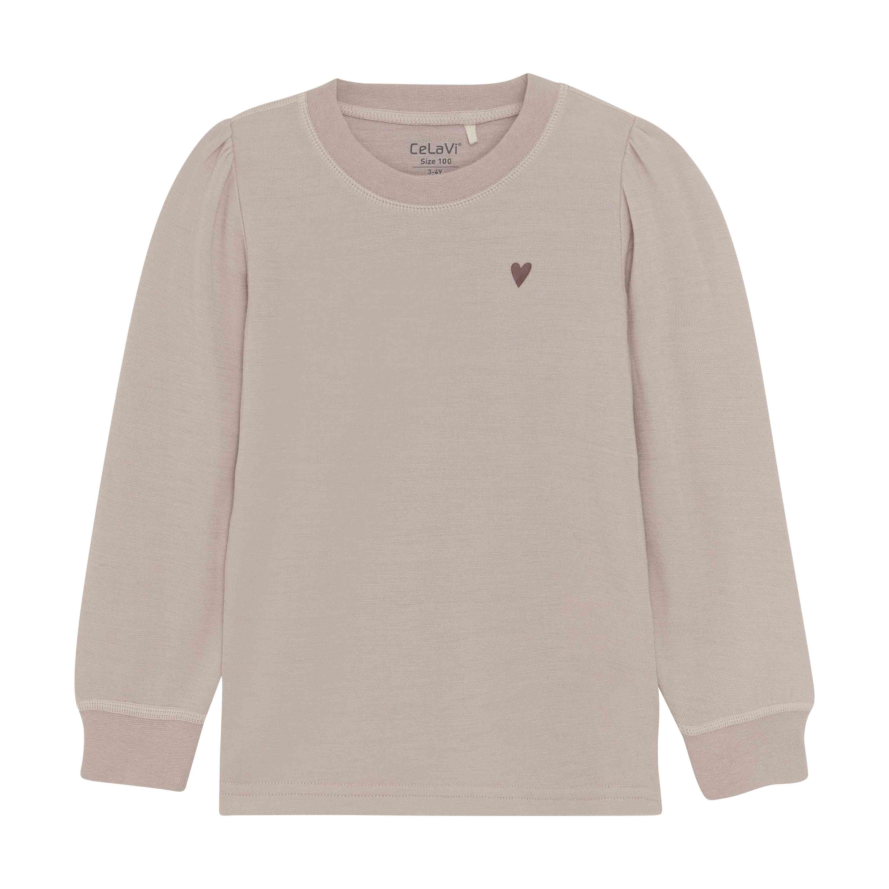 Diese CeLaVi Bluse ist ein langärmeliges, beiges Kleinkinderhemd aus weichem Stoff. Es hat einen Rundhalsausschnitt und ein kleines, dunkles Herzdesign auf der oberen linken Brustseite. Außerdem ist es für Sicherheit und Komfort mit OEKO-TEX STANDARD 100 zertifiziert.