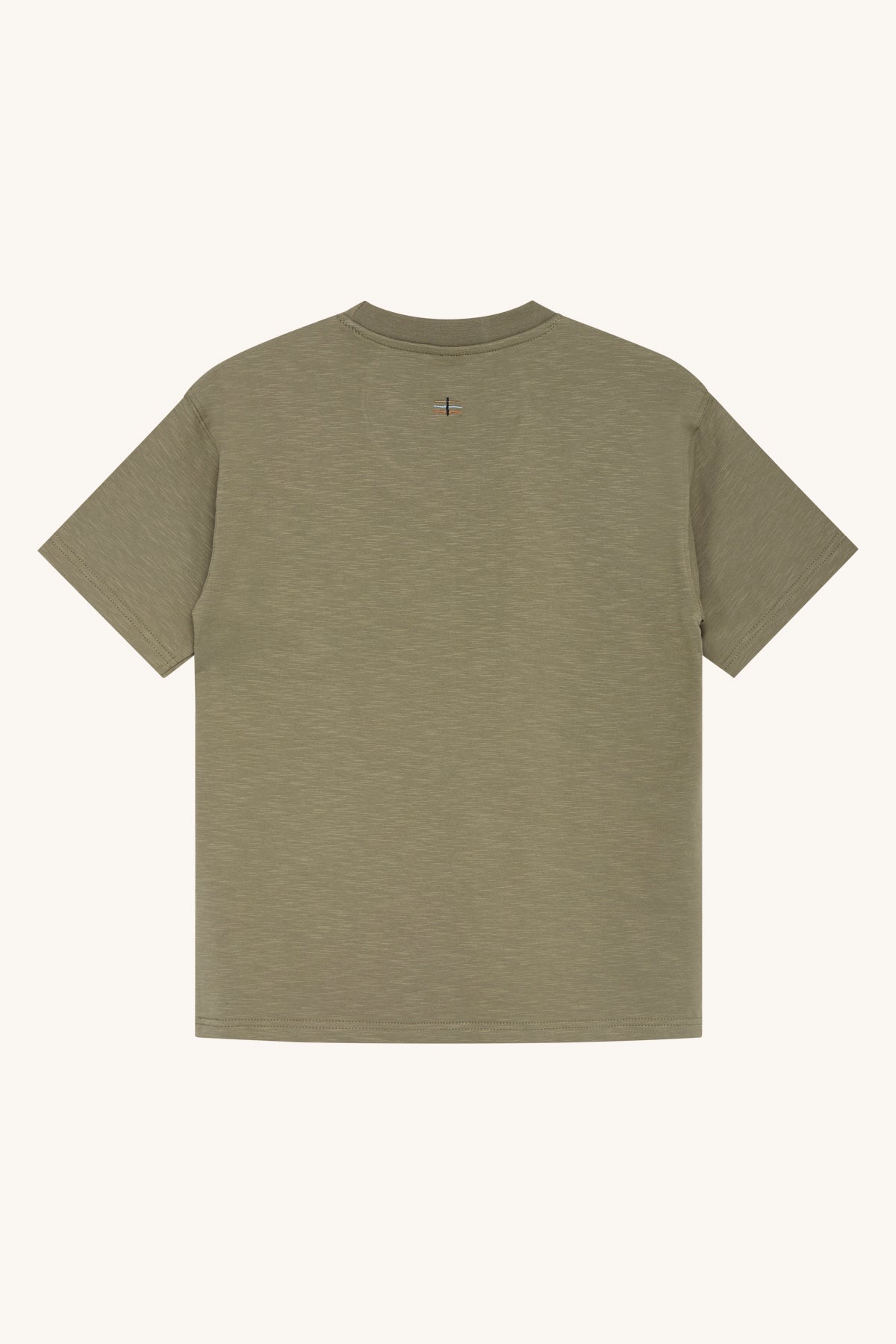 Dieses Bild zeigt die Rückansicht eines olivgrünen Kurzarm-T-Shirts. Das Hust & Claire - Andi T-Shirt, vermutlich aus einem Kinderartikelgeschäft in Brimensdorf, ist schlicht mit einem kleinen, einfachen Kreuzemblem in der Mitte des Halsausschnitts. Der Stoff scheint leicht strukturiert zu sein.