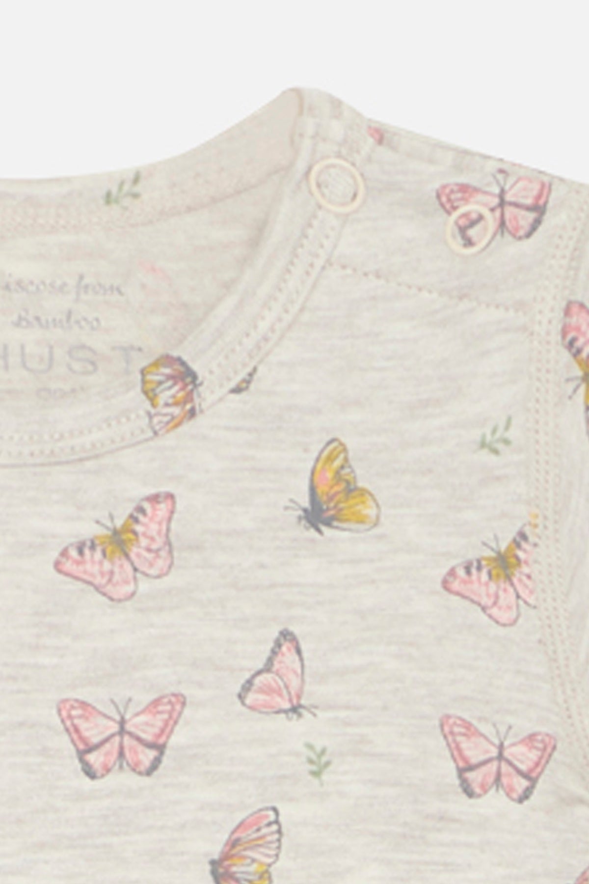 Eine Nahaufnahme eines hellen Baby-Stramplers mit einem Muster aus rosa und gelben Schmetterlingen und grünen Blättern. Dieser GOTS-zertifizierte Hust & Claire - Bue Body kurzarm von Hust & Claire hat einen runden Ausschnitt mit zwei Druckknöpfen an der Seite zum einfachen Anziehen.
