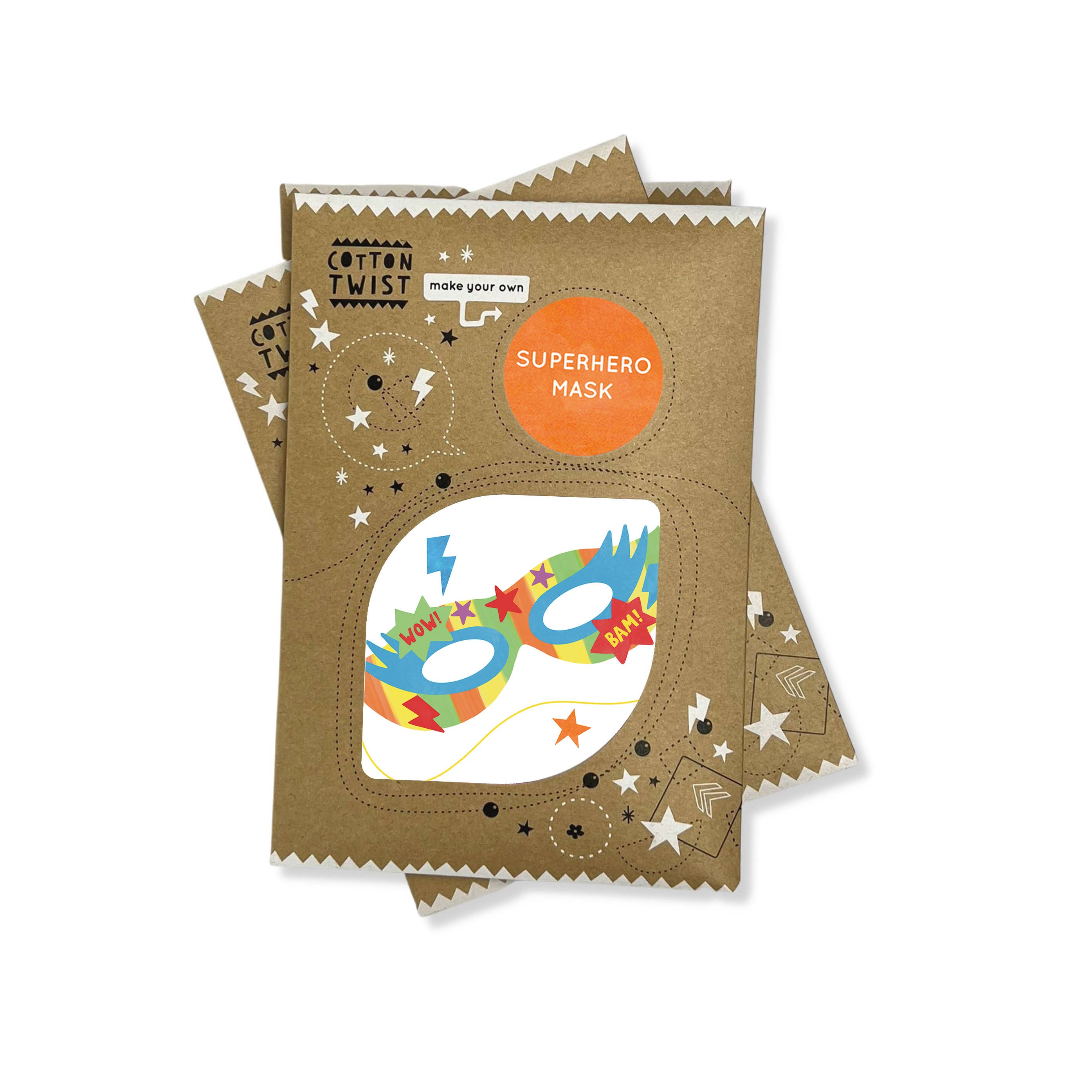 Eine braune Verpackung mit dem Set „Cotton Twist - DIY Superhelden-Maske“ von Cotton Twist. Auf der Vorderseite ist eine farbenfrohe Superhelden-Maske abgebildet, die mit Comic-Sprüchen wie „Wow!“ und „Bam!“ zwischen Sternen- und Blitzmotiven verziert ist. Die Maske ist perfekt für Kinder und besteht aus umweltfreundlichen Materialien.