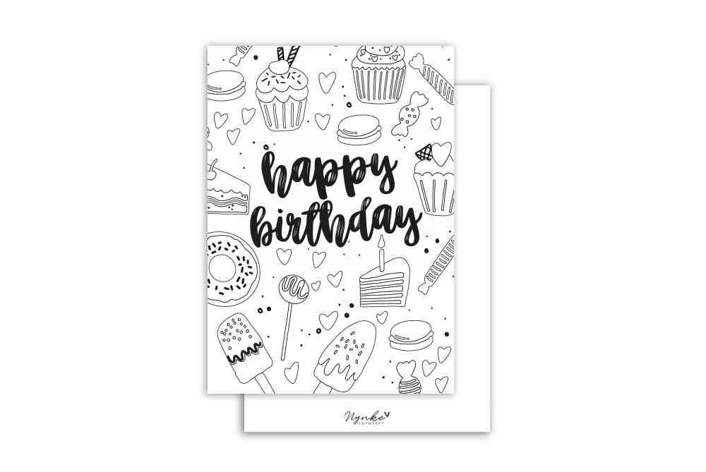 Ein Nynke Ontwerpt - Karte Malkarte Süßigkeiten-Design mit „Happy Birthday“ in Schreibschrift in der Mitte. Um den Text herum sind verschiedene Süßigkeiten-Kritzeleien, darunter Cupcakes, Kuchen, Eis am Stiel, Macarons, Donuts, Schokoriegel und Herzen.