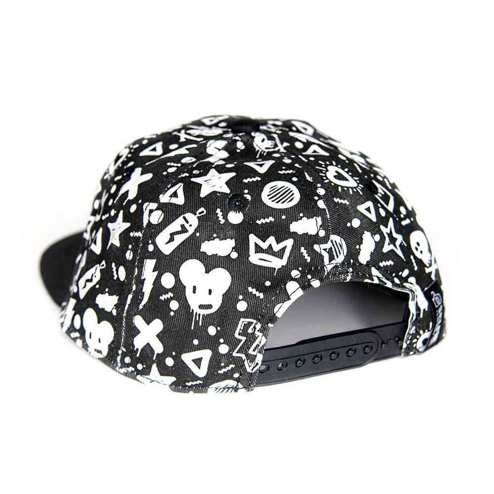 Schwarze Snapback-Kappe mit weißen abstrakten Symbolen, darunter Pfeile, Kronen und Blitze, überall verstreut. Die Kappe ist von hinten abgebildet, wodurch der verstellbare Druckknopfverschluss hervorgehoben wird. Ideal für ein DIY-Set-Projekt mit Kindern, die gerne leichtes Basteln mögen. Produktname: Selfie Craft Co. – Graffiti-Farbe im Snapback-Cap von Markenname: Selfie Craft.