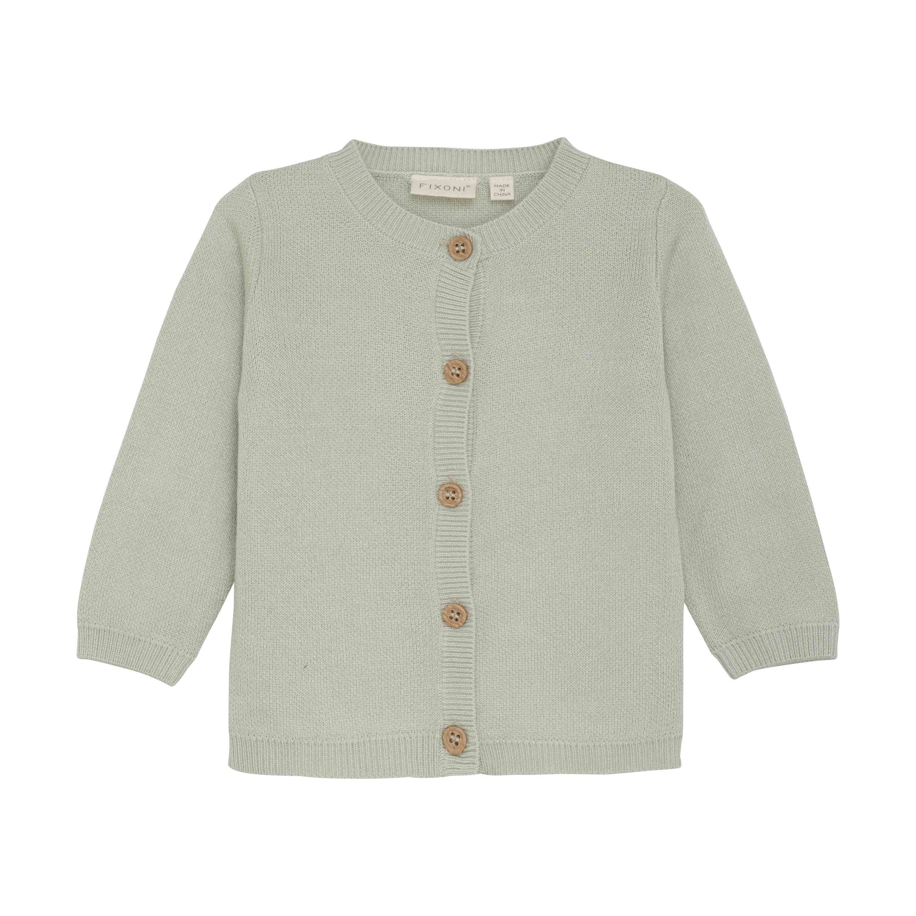 Ein Fixoni - Cardigan Knit für Kinder mit langen Ärmeln und Rundhalsausschnitt. Er ist aus weichem Bambusstoff gefertigt, hat fünf braune Knöpfe auf der Vorderseite und eine gerippte Struktur an Halsausschnitt, Manschetten, Saum und Knopfleiste.