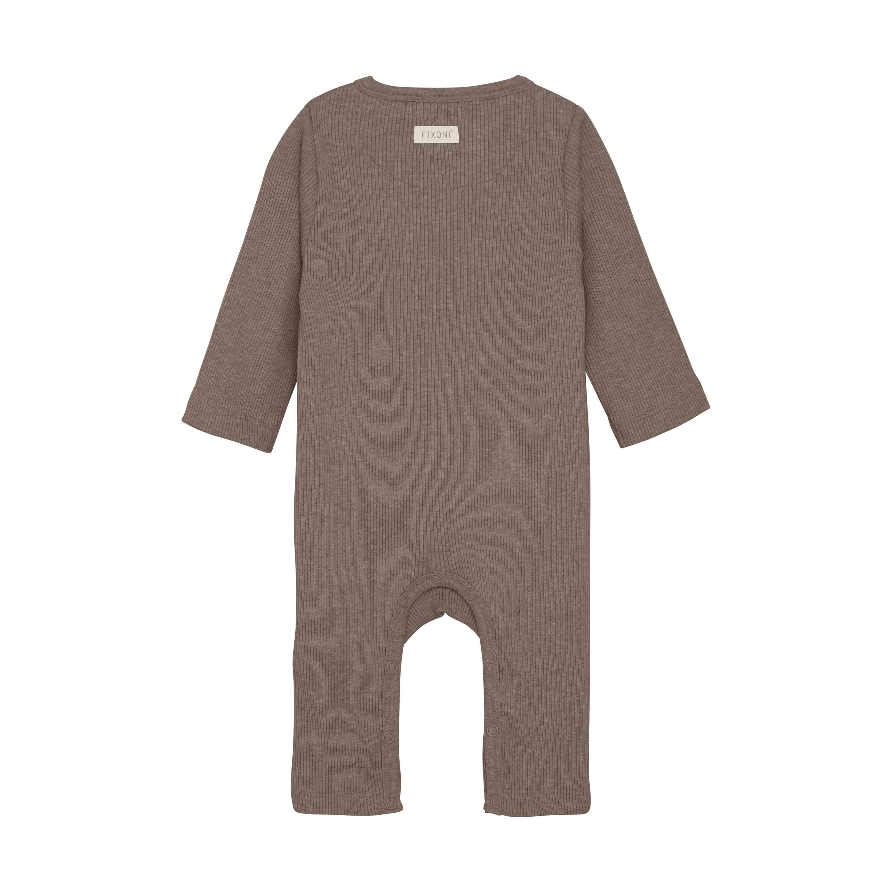 Der Fixoni - Strampler ist ein brauner, langärmliger Baby-Strampler von Fixoni mit rundem Halsausschnitt und Beinen, die knapp über den Knöcheln enden. Dieser Strampler besteht aus weichem, geripptem TENCEL™-Stoff und wird flach und nach vorne gerichtet getragen.