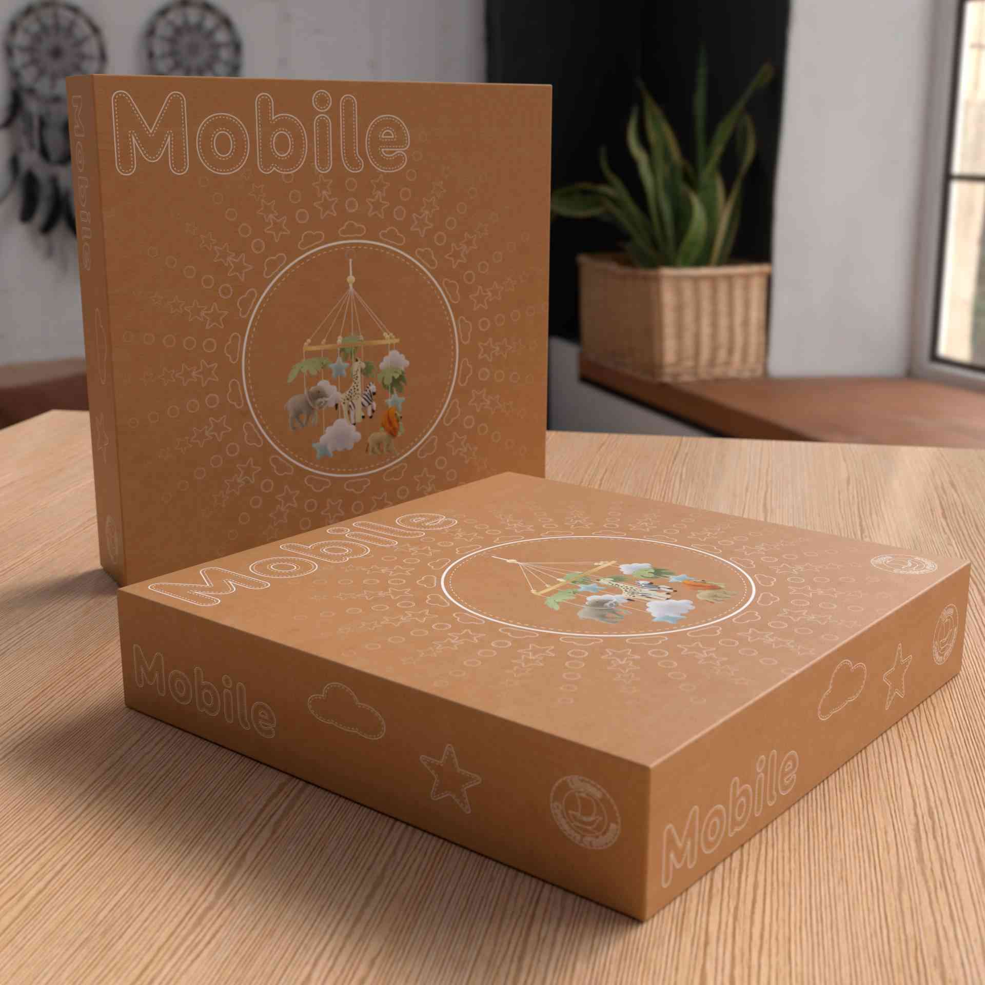 Das Bild zeigt zwei braune Pakete eines Ulysse Couleurs d'Enfance - Mobile - Die Savanne. Beide Schachteln weisen in der Mitte eine kreisförmige Illustration auf, die das Mobile mit hängenden Elementen wie Wolken und Sternen zeigt. Das Wort „Mobile“ ist auf beiden Schachteln deutlich über der Illustration aufgedruckt.