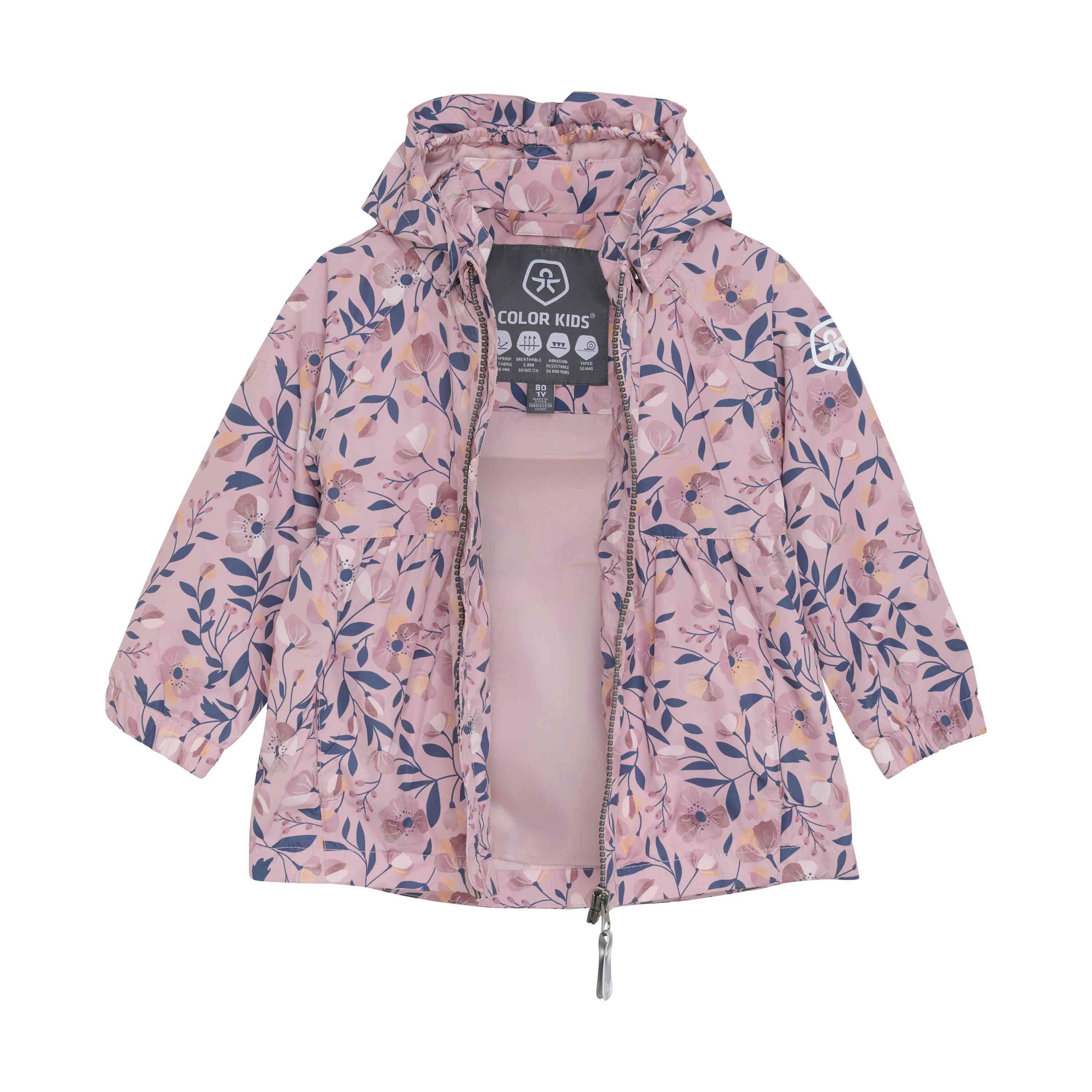 Eine rosafarbene Color Kids-Übergangsjacke für Kinder mit Blumenmuster in verschiedenen Rosa-, Lila- und Blautönen. Die Jacke hat eine Kapuze und eine Vorderseite mit offenem Reißverschluss, sodass das Innenfutter sichtbar ist. Perfekt für Kinderkleider-Ausflüge mit der Waldspielgruppe, die Marke „Color Kids“ ist auf dem Innenetikett sichtbar.