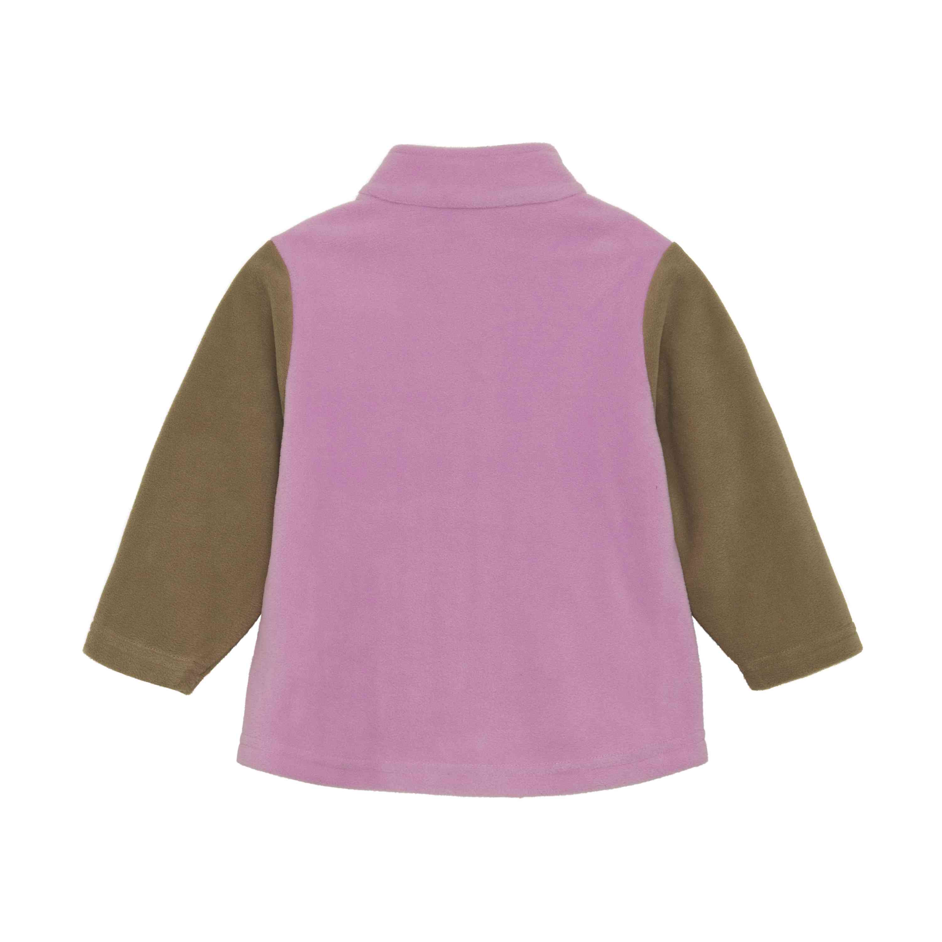 A Color Kids - Baby Fleecejacke mit rosafarbenem Body und olivgrünen Ärmeln. Das Design ist schlicht, mit hohem Kragen und geradem Saum. Beschreibung folgt: Von hinten betrachtet fällt die kontrastreiche Farbgebung auf.