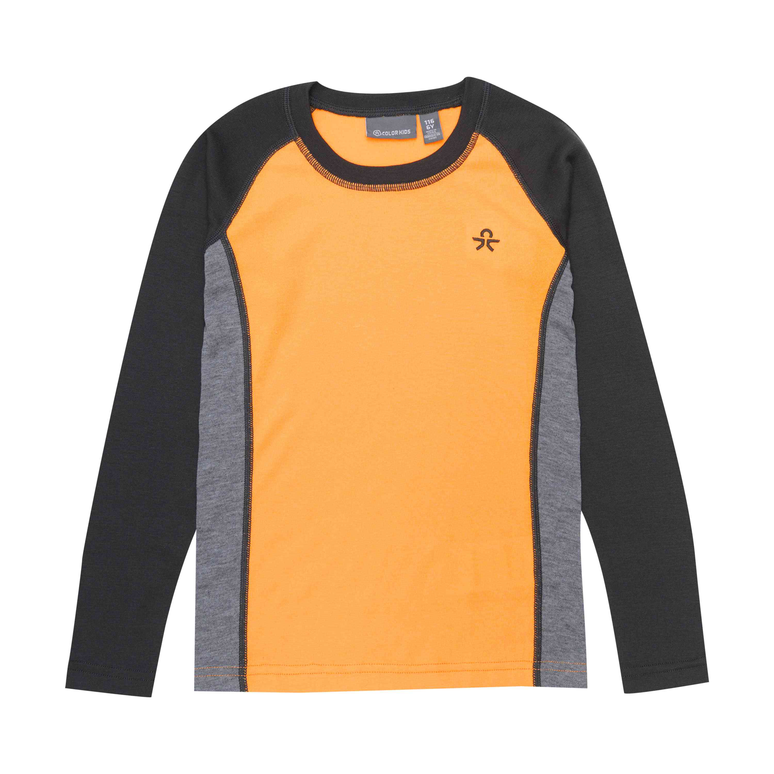 Beschreibung: Die Color Kids - Ski Unterwäsche - Colorblock von der Marke Color Kids ist ein langärmliges Shirt mit schwarzen Ärmeln und einem orange-grauen Körper. Auf der Brust befindet sich ein kleines, stilisiertes Emblem. Der Kragen und die Ärmelbündchen in Schwarz setzen einen Kontrast zum leuchtend orangefarbenen Vorderteil.