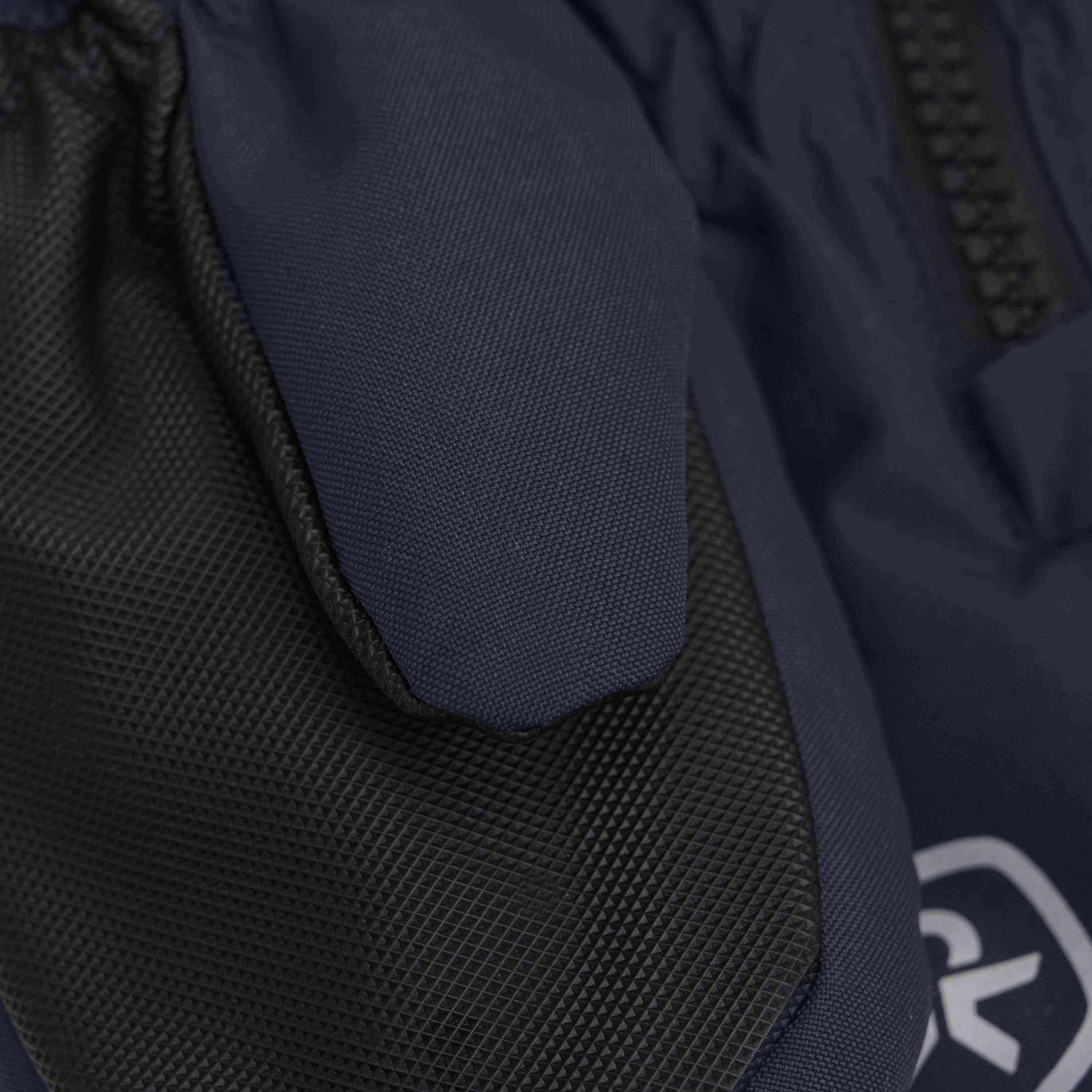 Nahaufnahme der Color Kids - Handschuhe Long W. Zipper in Dunkelblau, mit schwarzem Strukturstoff am Handgelenksbündchen und teilweiser Sicht auf einen schwarzen Reissverschluss. Die Handschuhe aus recyceltem Material haben sichtbare Nähte und ein undeutliches, in Weiss aufgedrucktes Logo.