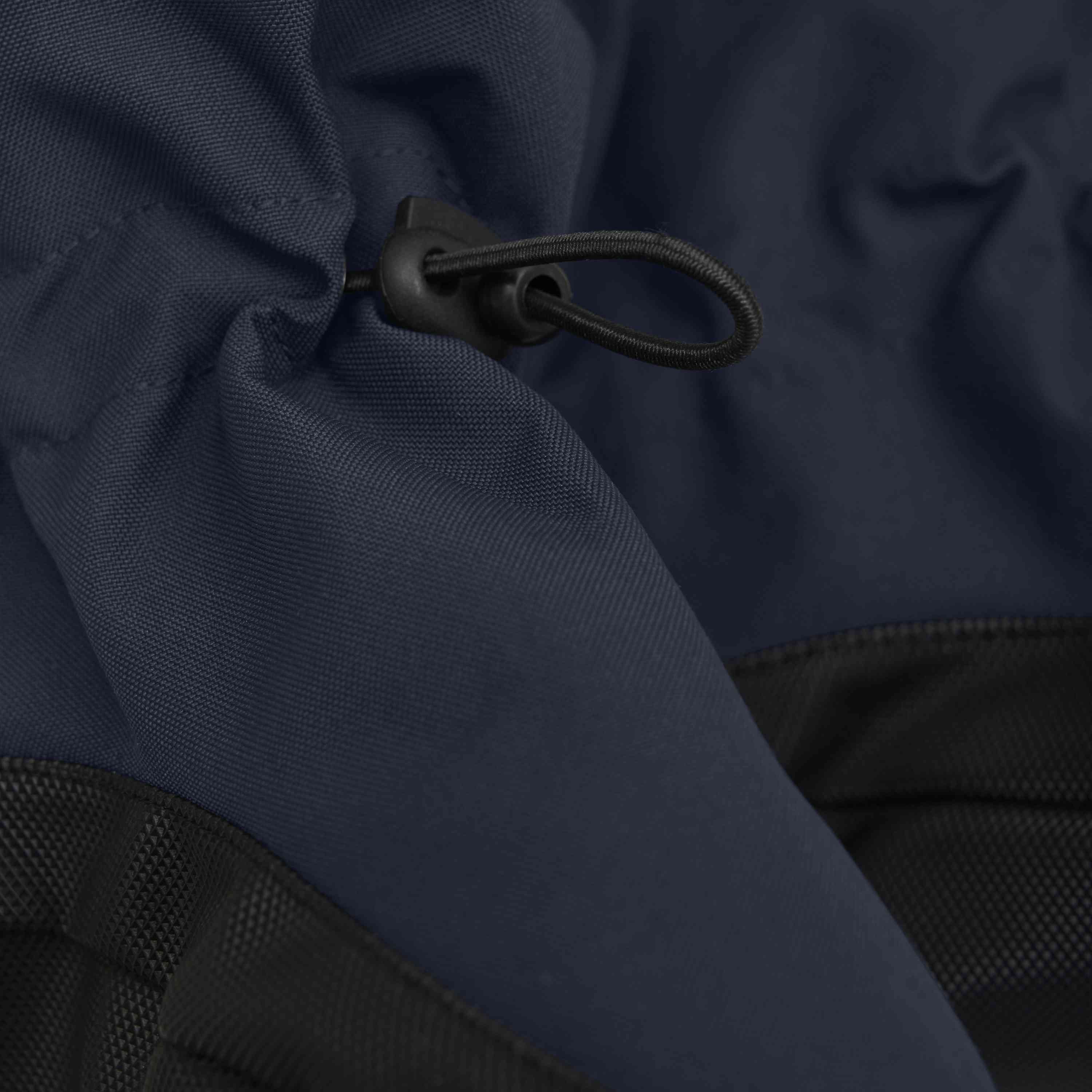 Nahaufnahme eines Produkts von Color Kids, das die Schneeschuhe W. Anti Slip zeigt. Der dunkelblaue Kordelzugbeutel weist eine schwarze Kordelschlaufe und einen Knebelverschluss auf. Die Textur des Stoffes ist mit detaillierten Nähten und Netzabschnitten im unteren Teil sichtbar. Weitere Beschreibung folgt.
