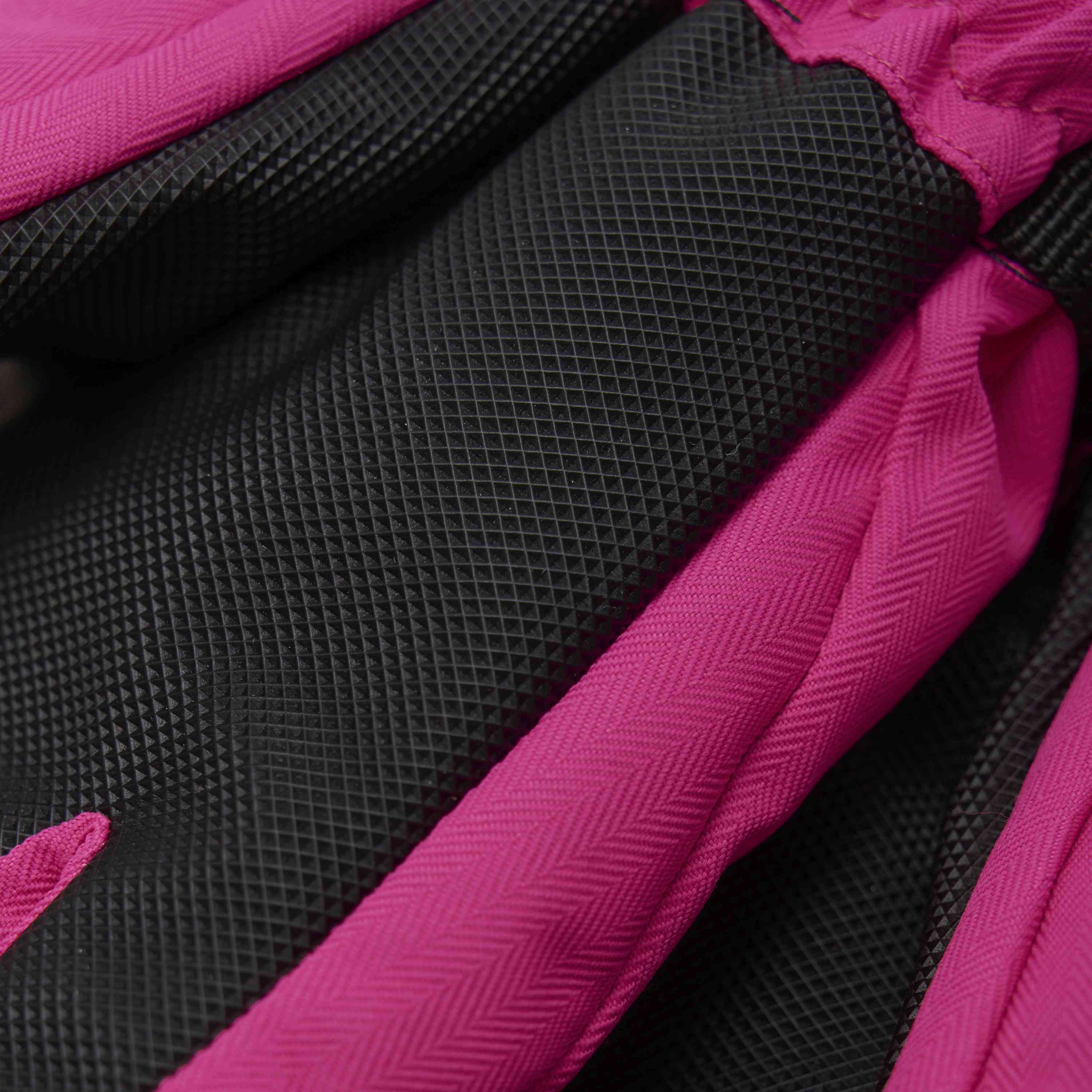 Eine Nahaufnahme zeigt die strukturierte Oberfläche zweier Stoffe der Color Kids - Handschuhe - Waterproof von Color Kids. Der schwarze Stoff hat ein gitterartiges Muster, während der rosa Stoff ein Fischgrätenmuster aufweist. Beide Stoffe sind winddicht und atmungsaktiv und mit einer sichtbaren Naht in der Bildmitte zusammengenäht.