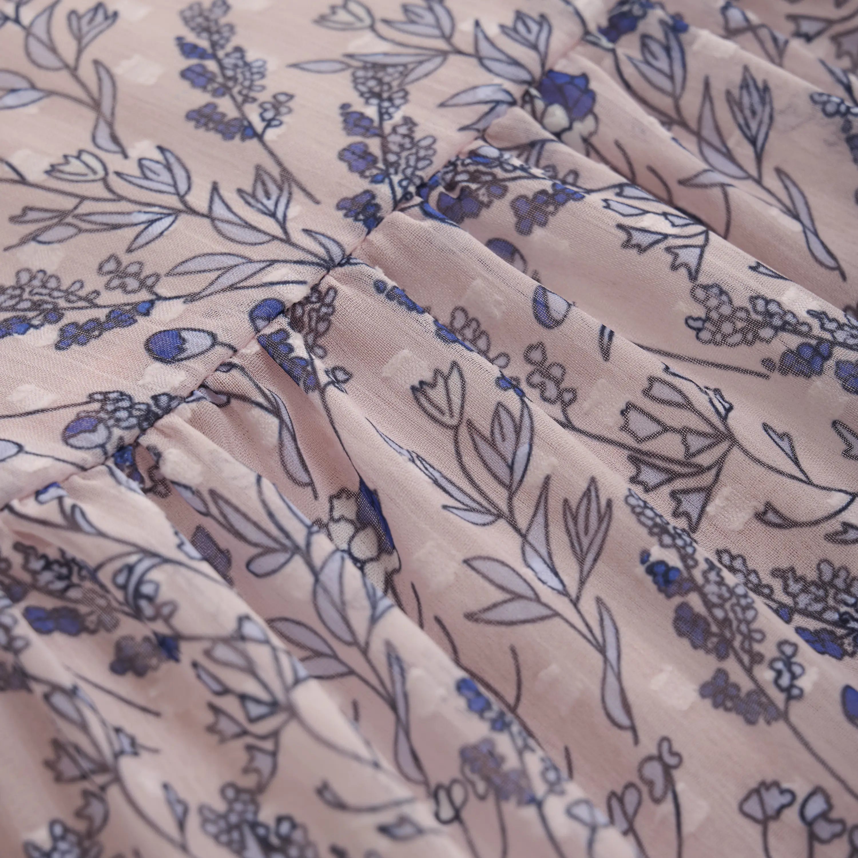 Kleid „Flower Dobby“ – Zartrosa mit floraler Stickoptik