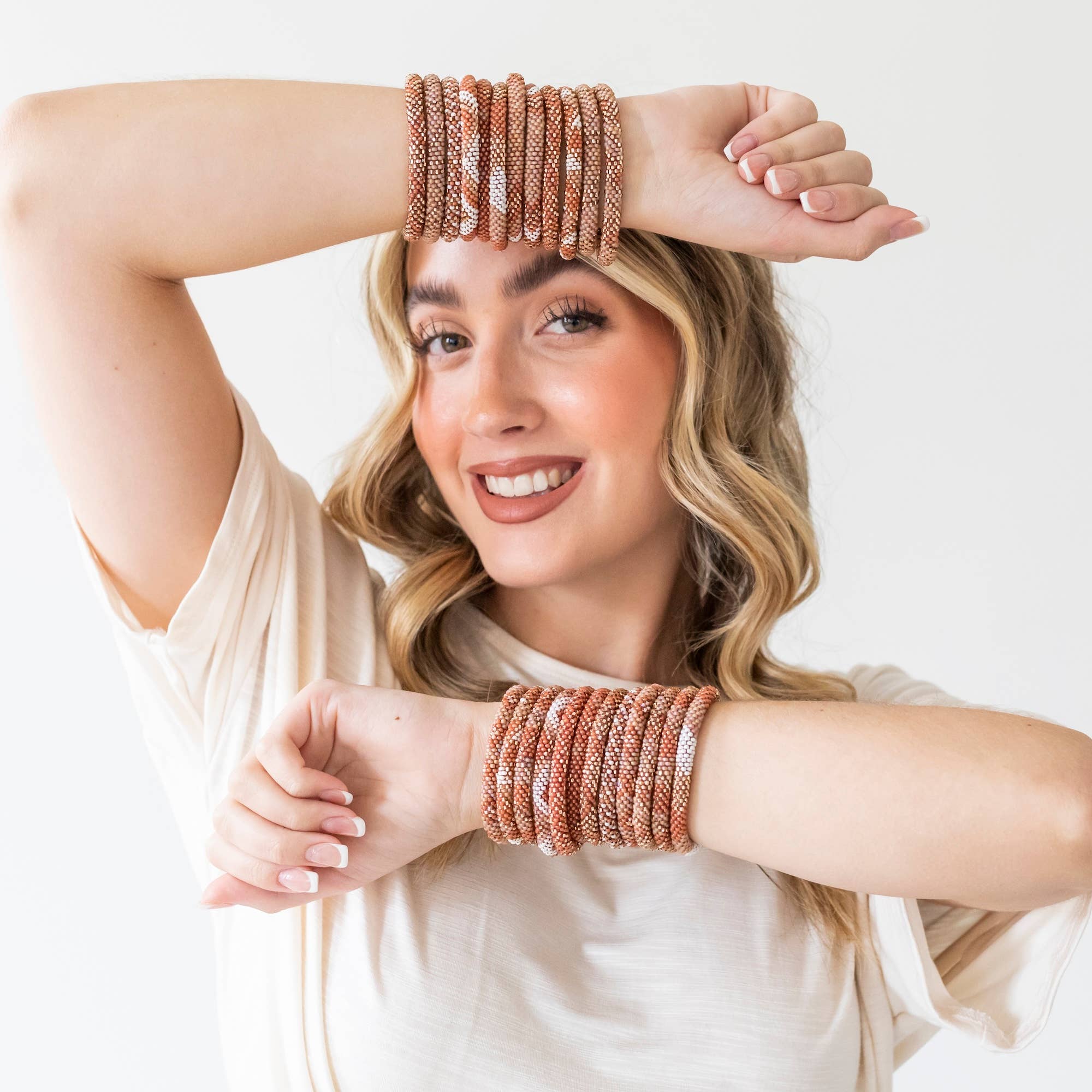 Perlenarmbänder für Erwachsene mit einer Mischung aus Rouge-, Bronze-, Weiss- und Schokoladenperlen