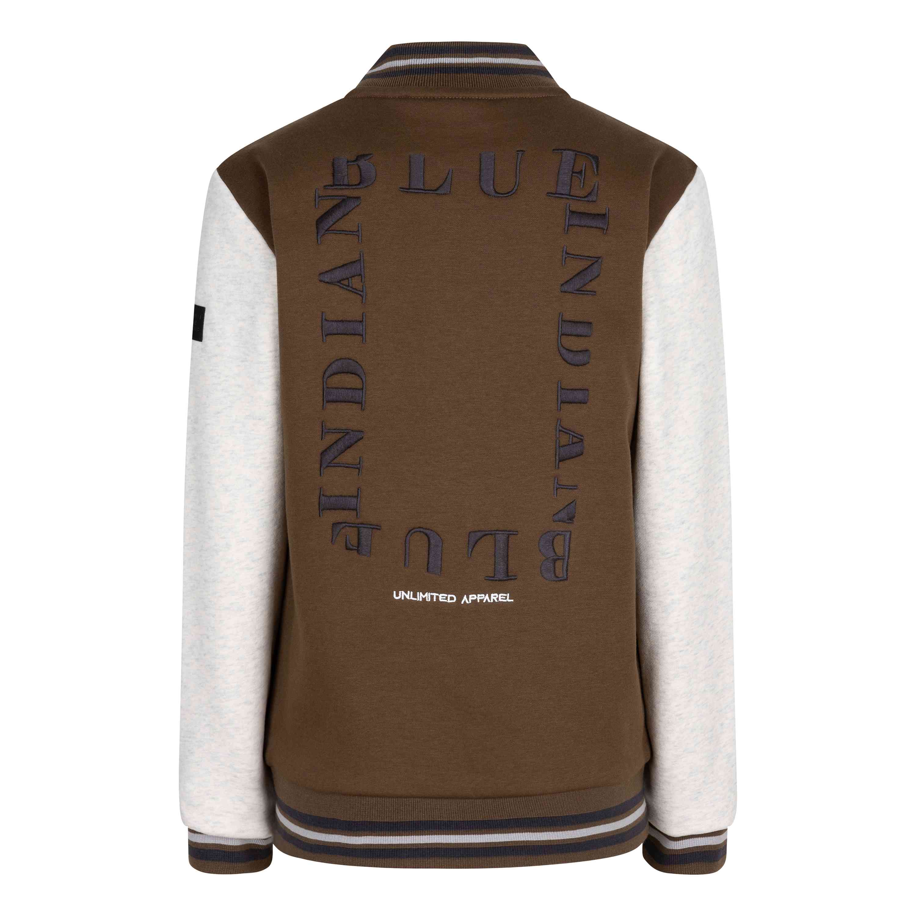 Ansicht der Indian Blue Jeans - Bomberjacke Indian von hinten, mit einem College-Design in Braun und Grau. Auf der Jacke ist deutlich „BLUE INDIAN“ in großen, blauen Großbuchstaben in einem kreisförmigen Muster zu sehen, mit „UNLIMITED APPAREL“ in kleiner weißer Schrift unten in der Mitte. Beschreibung folgt.