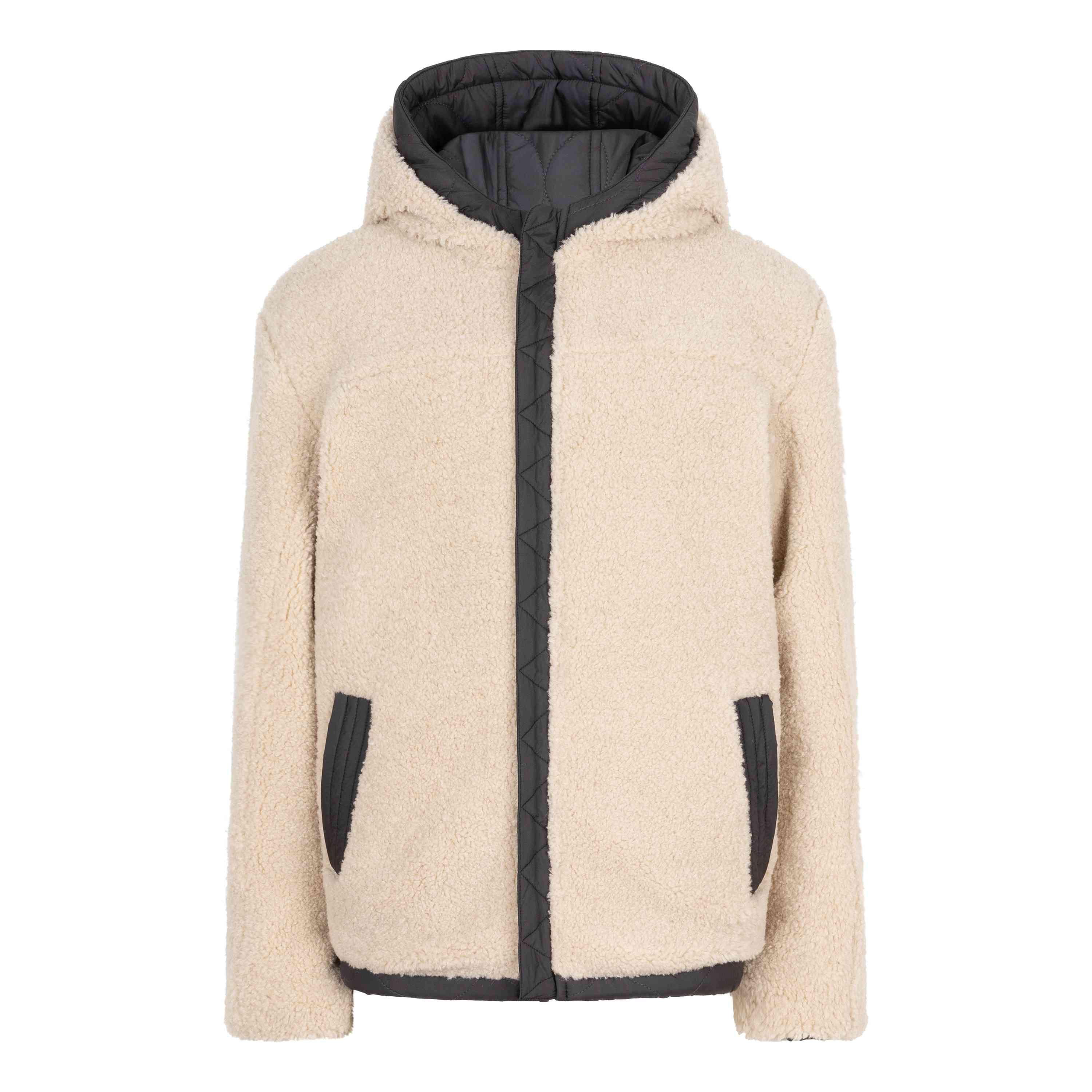 Die Indian Blue Jeans - Reversible Hooded Jacket von Indian Blue Jeans ist eine beige Sherpa-Fleece-Jacke mit schwarzem Steppfutter und Besatz. Sie verkörpert einen klassischen Stil mit Kapuze, zwei schwarz eingefassten Vordertaschen und einem Reißverschluss vorne. Die Jacke strahlt Gemütlichkeit und Wärme aus und ist somit perfekt für kaltes Wetter.
