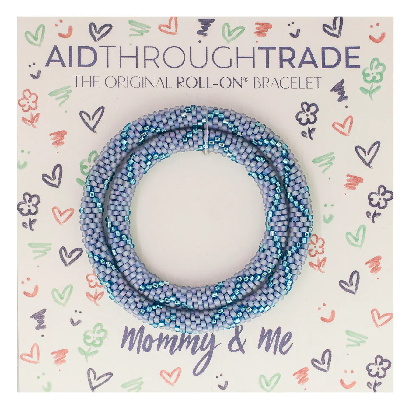 Ein Set blau-weißer Perlenarmbänder von Aid Through Trade wird auf einer Karte mit der Aufschrift „Aid Through Trade – Armbänder Mommy & Me: The Original Roll-On®“ präsentiert. Der Hintergrund zeigt handgezeichnete Herzen, Sterne und Smileys, die die Verwendung hochwertiger Glasperlen und das Engagement für einen faireren Handel betonen.
