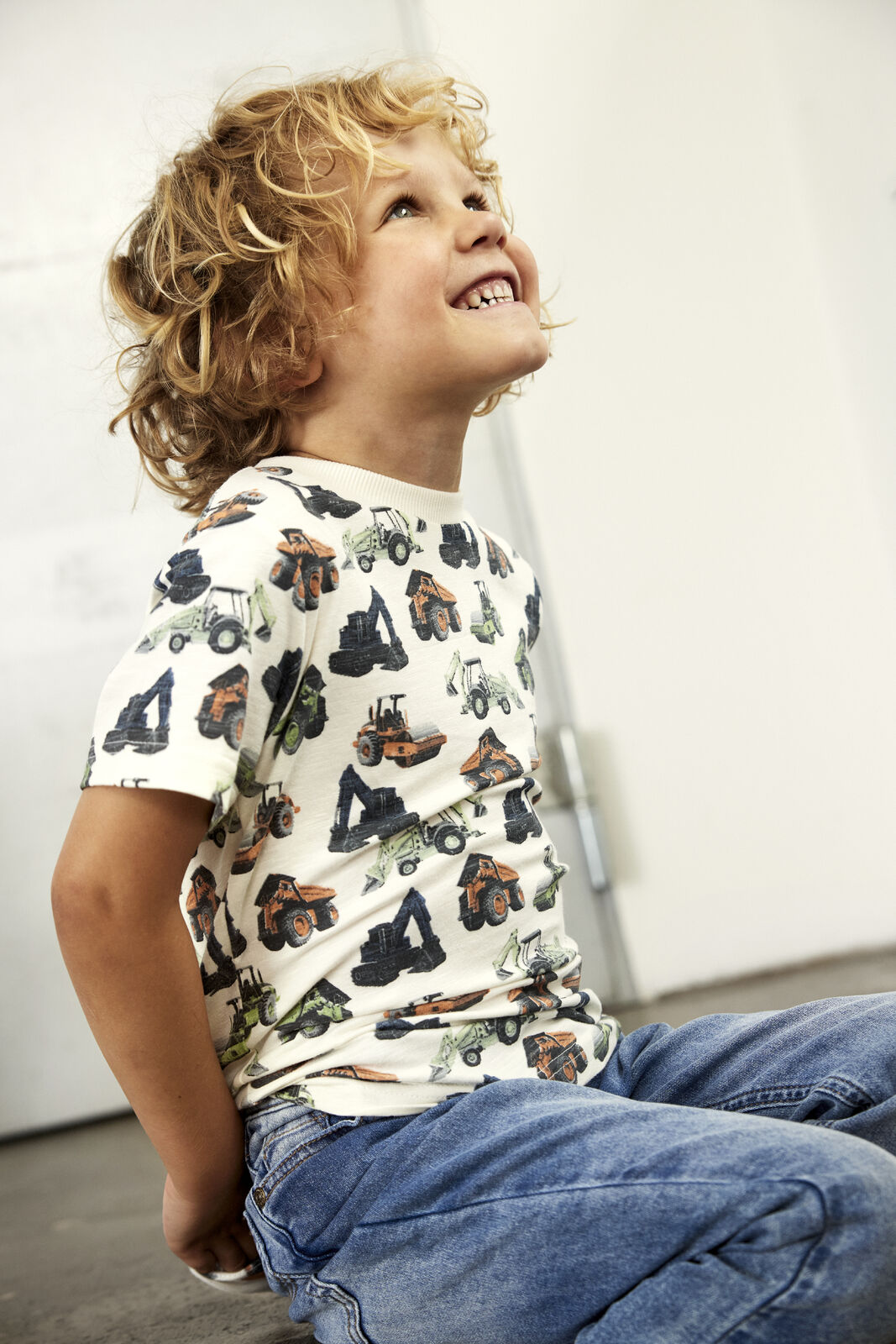 T-shirt mit Allover-Print Baumaschinen