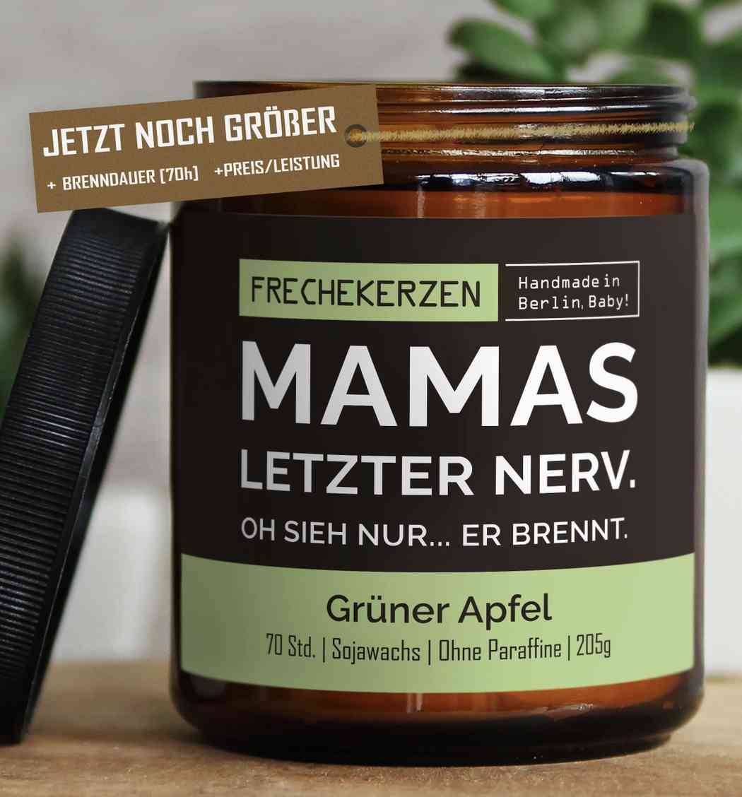 Eine dunkelbernsteinfarbene Kerze im Glas mit schwarzem Deckel. Auf dem Etikett steht „mysoy – Mamakerze letzter Nerv. Oh sieh nur… er brennt.“ Der Duft lautet „Grüner Apfel“, es besteht zu 100 % aus Sojawachs und trägt die Aufschrift „Handmade in Berlin, Baby!“. Ein Etikett weist auf eine verlängerte Brenndauer und eine nachhaltige Geschenkverpackung hin.