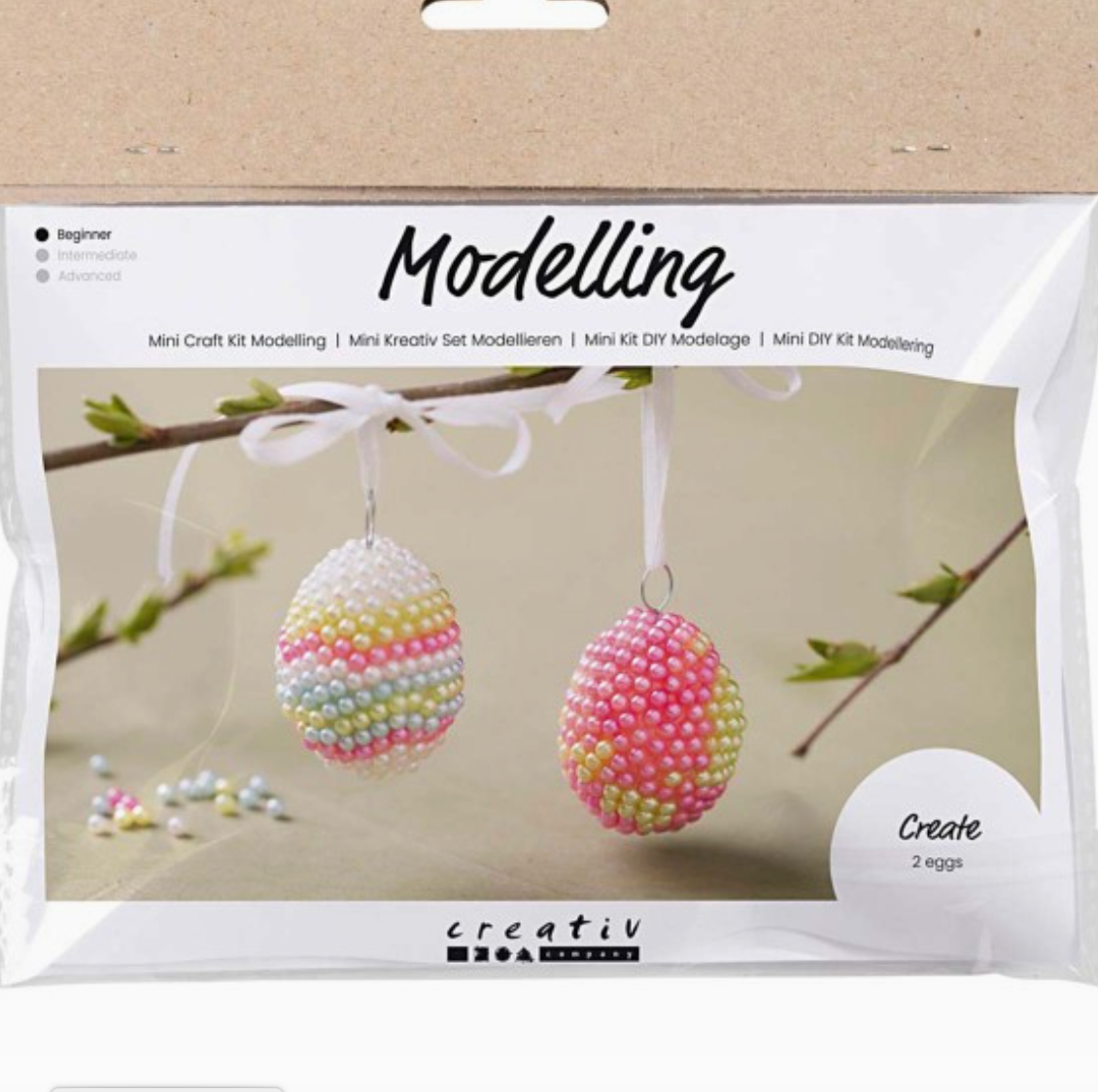 Abgebildet ist eine Verpackung eines Mini-Bastelsets zum Gestalten dekorativer Ostereier. Der Creativ Company - DIY-Modellbausatz - Perleneier mit der Aufschrift "Modellieren" enthält zwei hängende Eier, die mit bunten Perlen verziert sind. Das für Anfänger geeignete bastelset nachhaltig von Creative Company eignet sich perfekt als Bastelbedarf für Kinder.