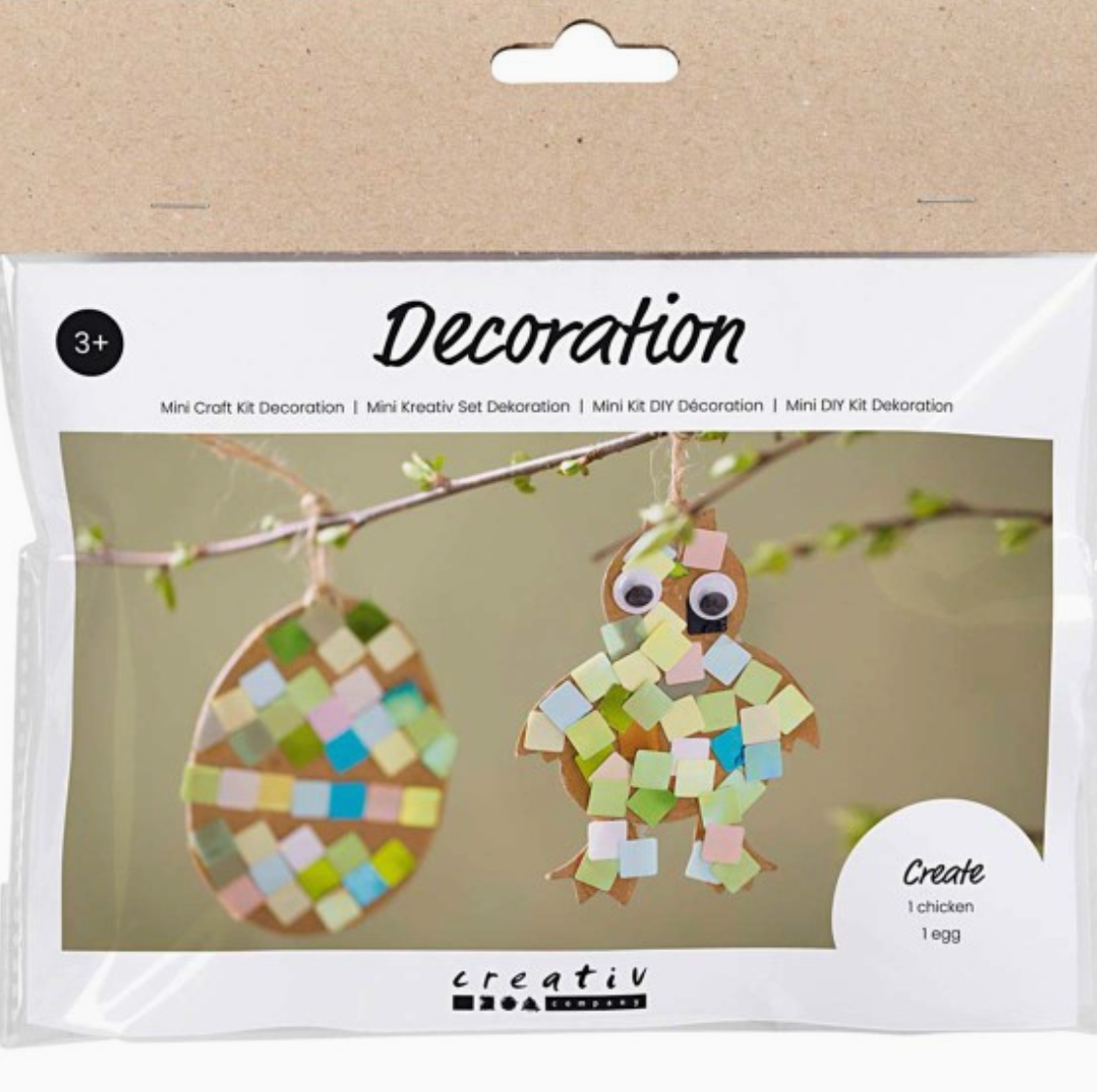 Auf der Verpackung eines Bastelsets sind zwei DIY-Mosaikdekorationen abgebildet: eine in Form eines Eies und die andere in Form eines Huhns mit Wackelaugen. Im Hintergrund sind diese Gegenstände an einem Ast hängend zu sehen, was zeigt, wie viel Spaß leichtes Basteln mit Kindern machen kann. Das Creativ Company - Oster-DIY-Set für Kinder - Mosaike von Creative Company deutet an, dass es Materialien zum Basteln beider Gegenstände enthält.