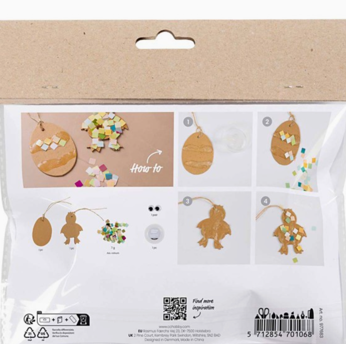A Creative Company - Oster-DIY-Set für Kinder - Mosaik-Paket mit Schritt-für-Schritt-Anleitung zum Basteln eines hängenden Ornaments. Das Set enthält eine eiförmige Karte, bunte quadratische Teile, Klebepunkte und Schnur. Die Anleitung ist perfekt für leichtes Basteln mit Kindern ab vier Jahren und zeigt, wie diese Teile zu einem dekorierten Kunstwerk zusammengesetzt werden.