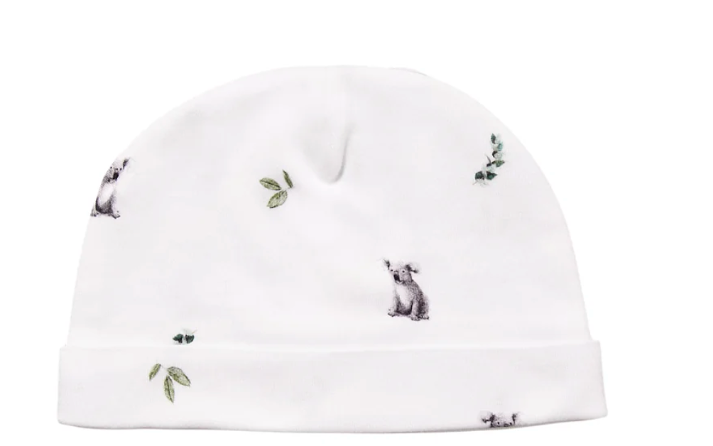 Weiße Rosa & Blue - Mütze mit niedlichen, kleinen Illustrationen eines grauen Hundes und verstreuten grünen Blättern. Das Design ist subtil und minimalistisch, was der Mütze einen sauberen und charmanten Look verleiht. Hergestellt aus GOTS-zertifizierten Materialien von Rosa und Blue, ist sie perfekt für diejenigen, die nachhaltige Kinderkleidung schätzen.