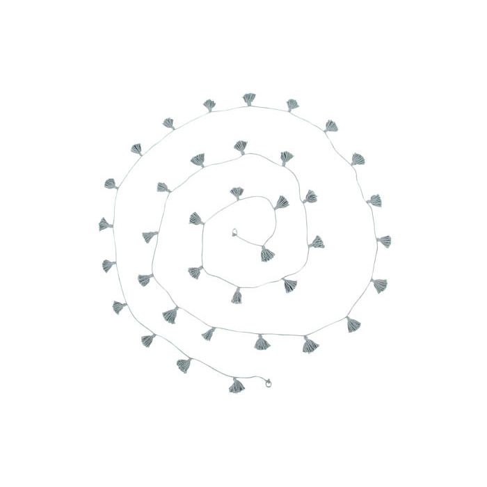 Eine spiralförmige Anordnung einer langen, dünnen Schnur, verziert mit gleichmäßig verteilten kleinen Quasten. Die hellgraue Schnur und die Quasten bilden ein zartes und kompliziertes Muster, perfekt für die Dekoration eines Kinderzimmers. Der Hintergrund ist weiß. Lorena Canals – Girlande Neverending Story von Lorena Canals verleiht jedem Raum eine elegante Note.