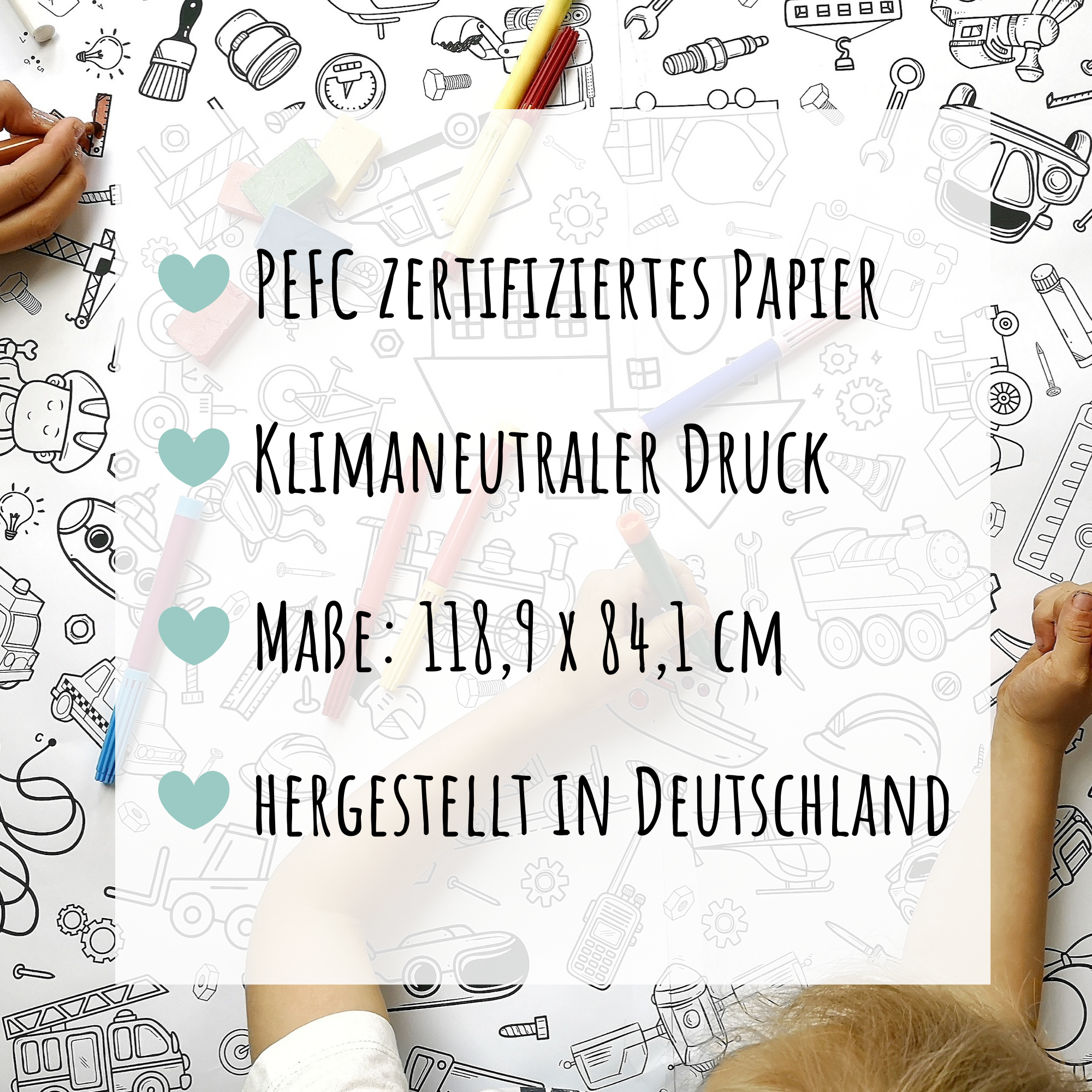 KinderhĂ€nde malen auf Papier mit Abbildungen verschiedener GegenstĂ€nde. Eine transparente Ăberlagerung enthĂ€lt den Text in deutscher Sprache: âPEFC zertifiziertes Papier aus nachhaltiger Forstwirtschaft, Klimaneutraler Druck, MaĂe: 118,9 x 84,1 cm, hergestellt in Deutschlandâ. Ăberall liegen verschiedene Malutensilien herum. Bei dem Produkt handelt es sich um die Malmichbunt - Ausmal-Tischdecke aus Papier Motiv Schulanfang von Malmichbunt.