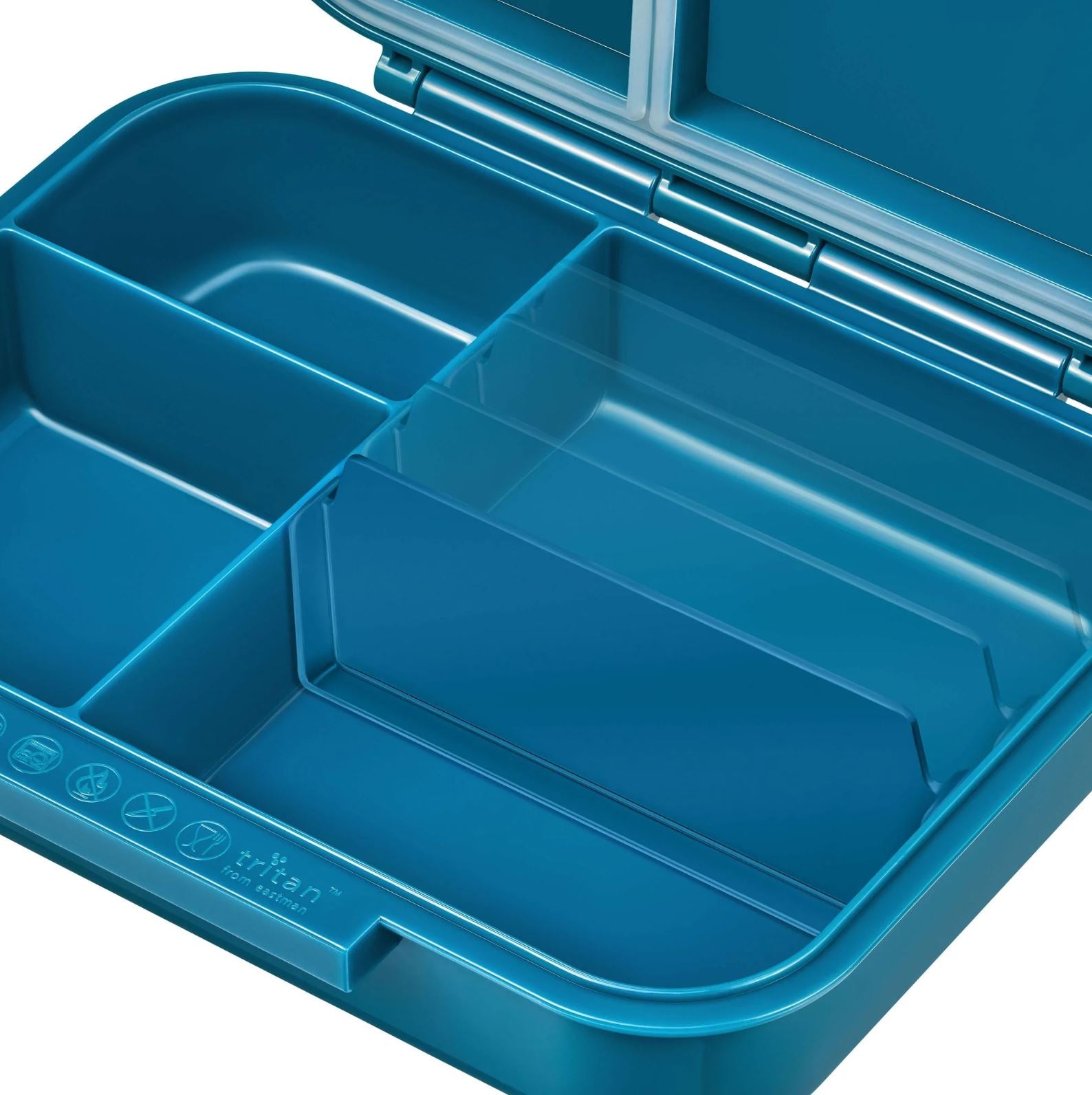 Eine My Vesperbox - Mini Bia petrol T-Rex von My Vesperbox ist geöffnet abgebildet. Die geräumigen Fächer sind so gestaltet, dass verschiedene Lebensmittel getrennt aufbewahrt werden können, perfekt als Znünibox für den Kindergarten. Der Innenraum hat abgerundete Kanten und der Deckel verfügt über einen sicheren Verschlussmechanismus.