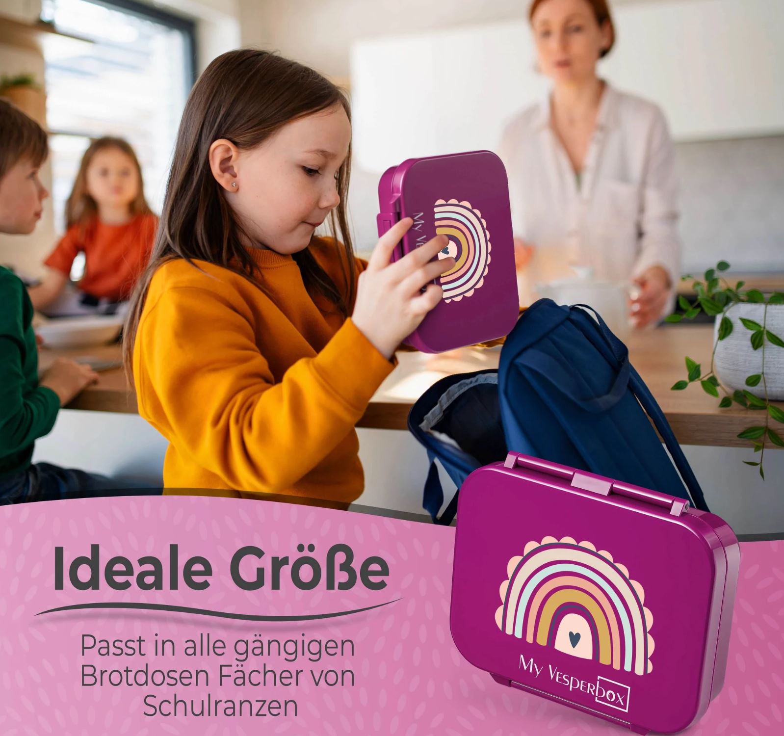 Ein junges Mädchen mit ernster Miene holt einen My Vesperbox – Mini Bia petrol T-Rex aus ihrem Rucksack. Die Szene spielt in einer modernen Küche mit einer Frau und zwei Kindern im Hintergrund. Der deutsche Text lautet: „Die ideale Größe passt in alle gängigen Brotdosenfächer von Schulranzen und ist perfekt als Znünibox für den Kindergarten.“