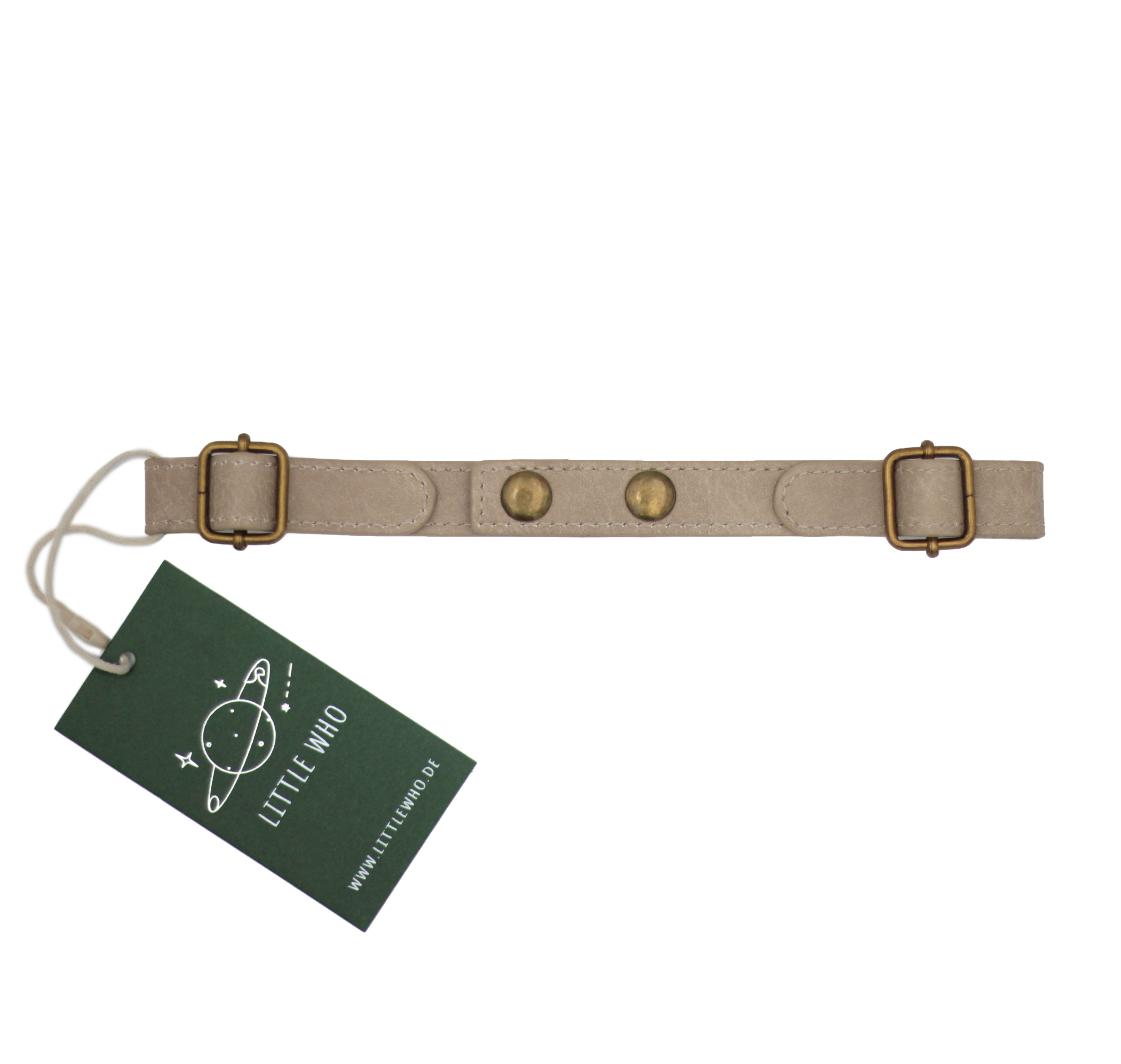 Ein beiger Little Who - Brustgurt für kleine Haustiere mit Messingschnallen und Druckknöpfen. Er hat ein grünes Schild mit der Aufschrift „LITTLE WHO“ und einer Zeichnung eines Planeten mit Sternen. Eine weiße Schnur verbindet das Schild mit dem Geschirr, perfekt für jedes Kinderartikelgeschäft.